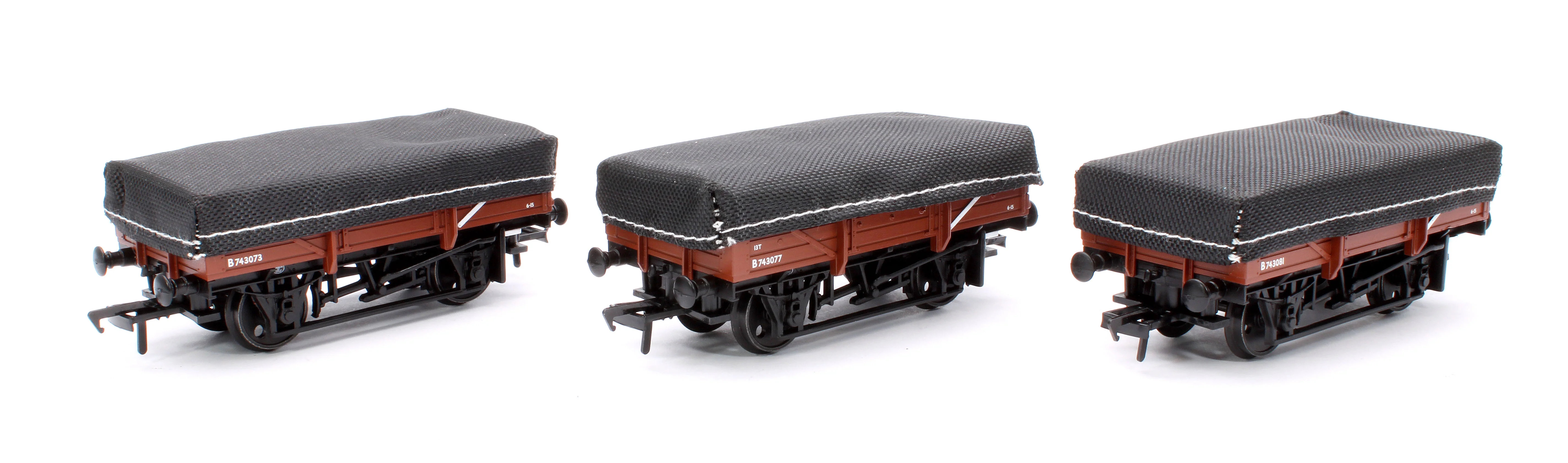 33-091A 5 Plank China Clay 3-Wagon Pack BR Bauxite (Early) with Tarp. Covers