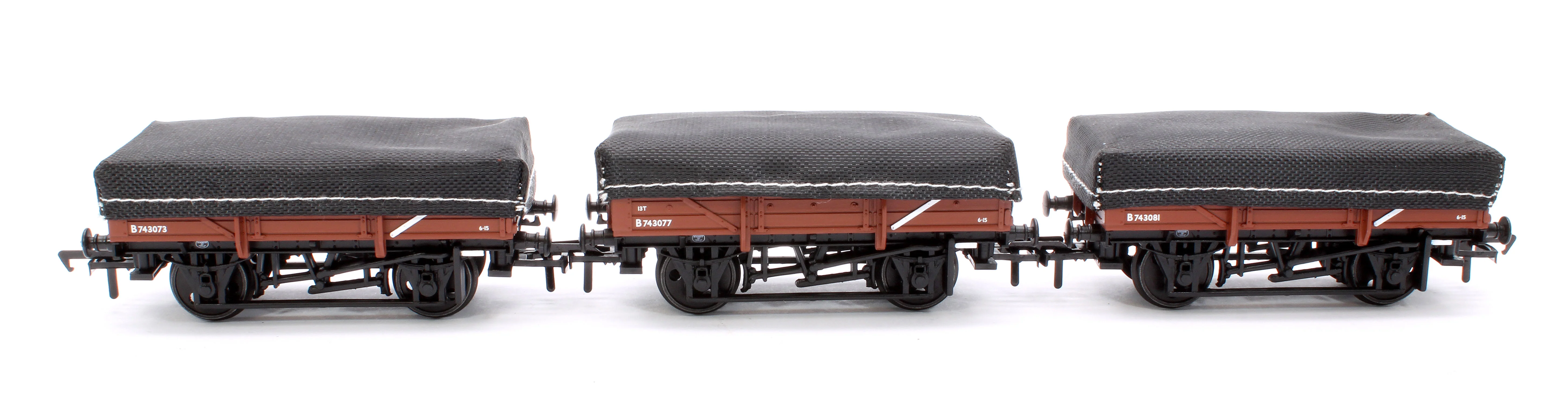 33-091A 5 Plank China Clay 3-Wagon Pack BR Bauxite (Early) with Tarp. Covers - Image 2