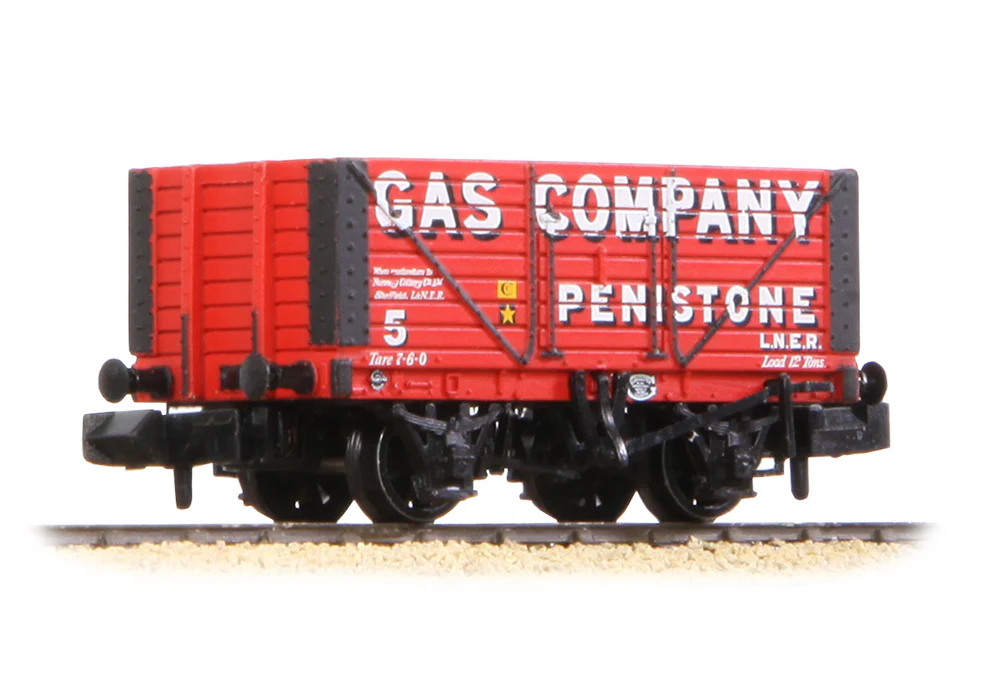 377-156 8 Plank Wagon Fixed Ends 'Gas Company Penistone' Red No.5