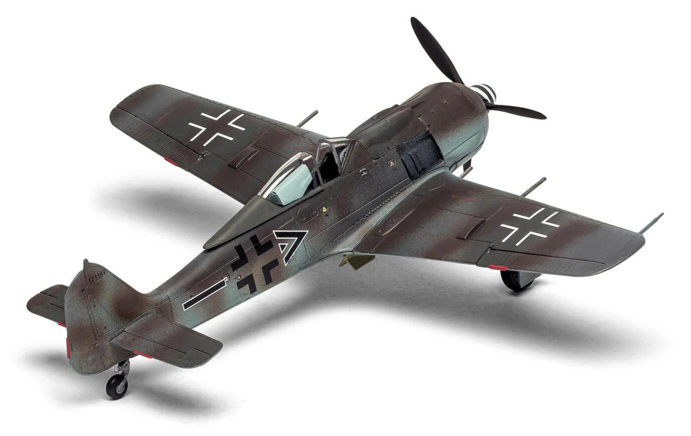 A02066A Focke-Wulf Fw190A-8/F-8 Model Kit - Image 3
