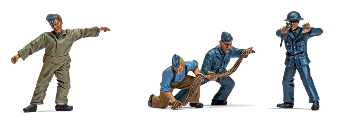 A04702 WWII RAF Ground Crew Model Kit - Image 2