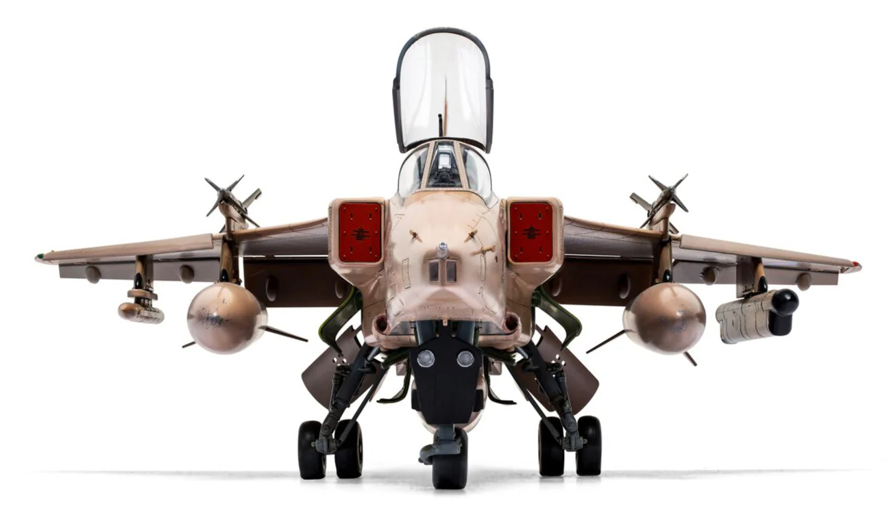 A11010 SEPECAT Jaguar GR.1/GR.1A Model Kit - Image 11