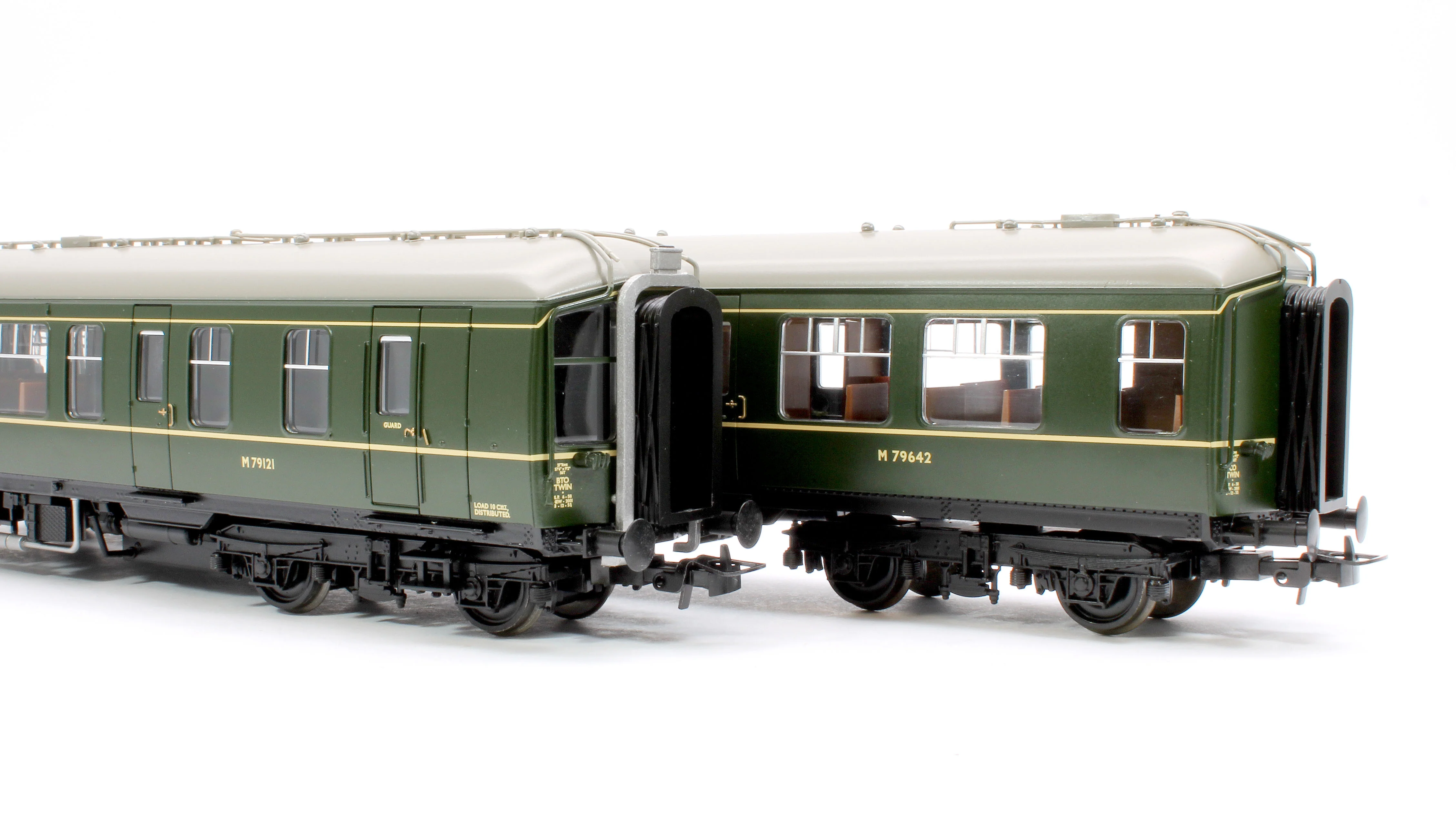 32-518 Derby Lightweight 2-Car DMU BR Green (Early Emblem) Diesel Locomotive - Image 11