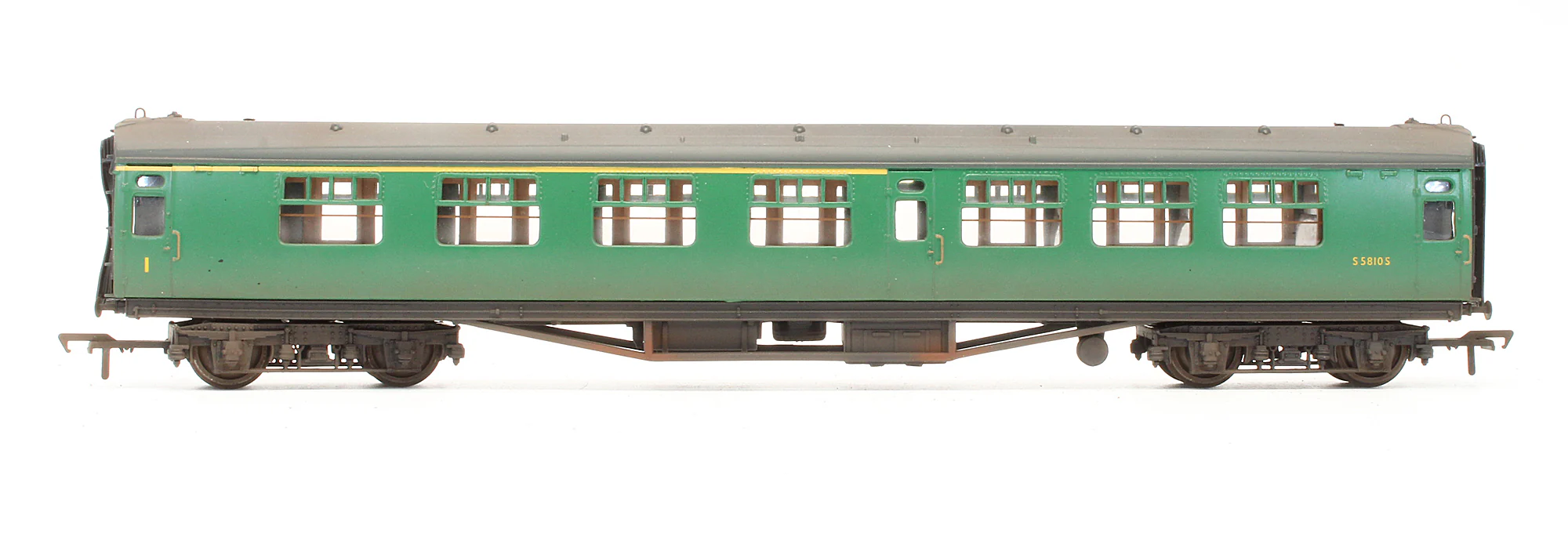 Pre-Owned 34-550B BR Green (Yellow First Line) 63ft Bulleid Corridor Composite Coach 'S5810S' - Custom Weathered - Image 3