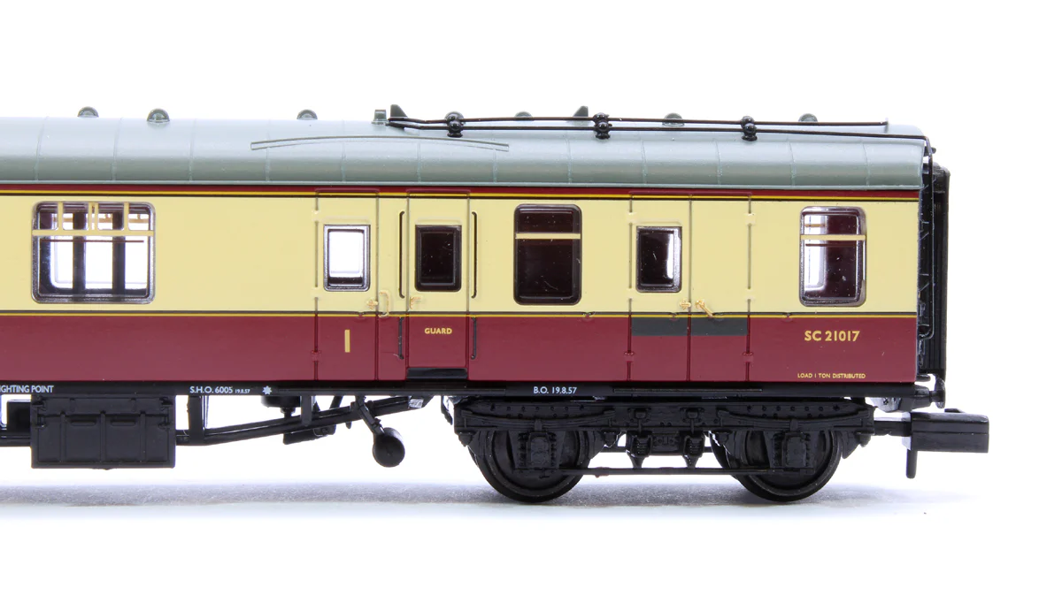 374-081B BR Mk1 BCK Brake Composite Corridor BR Crimson & Cream No.SC21017 - Image 4