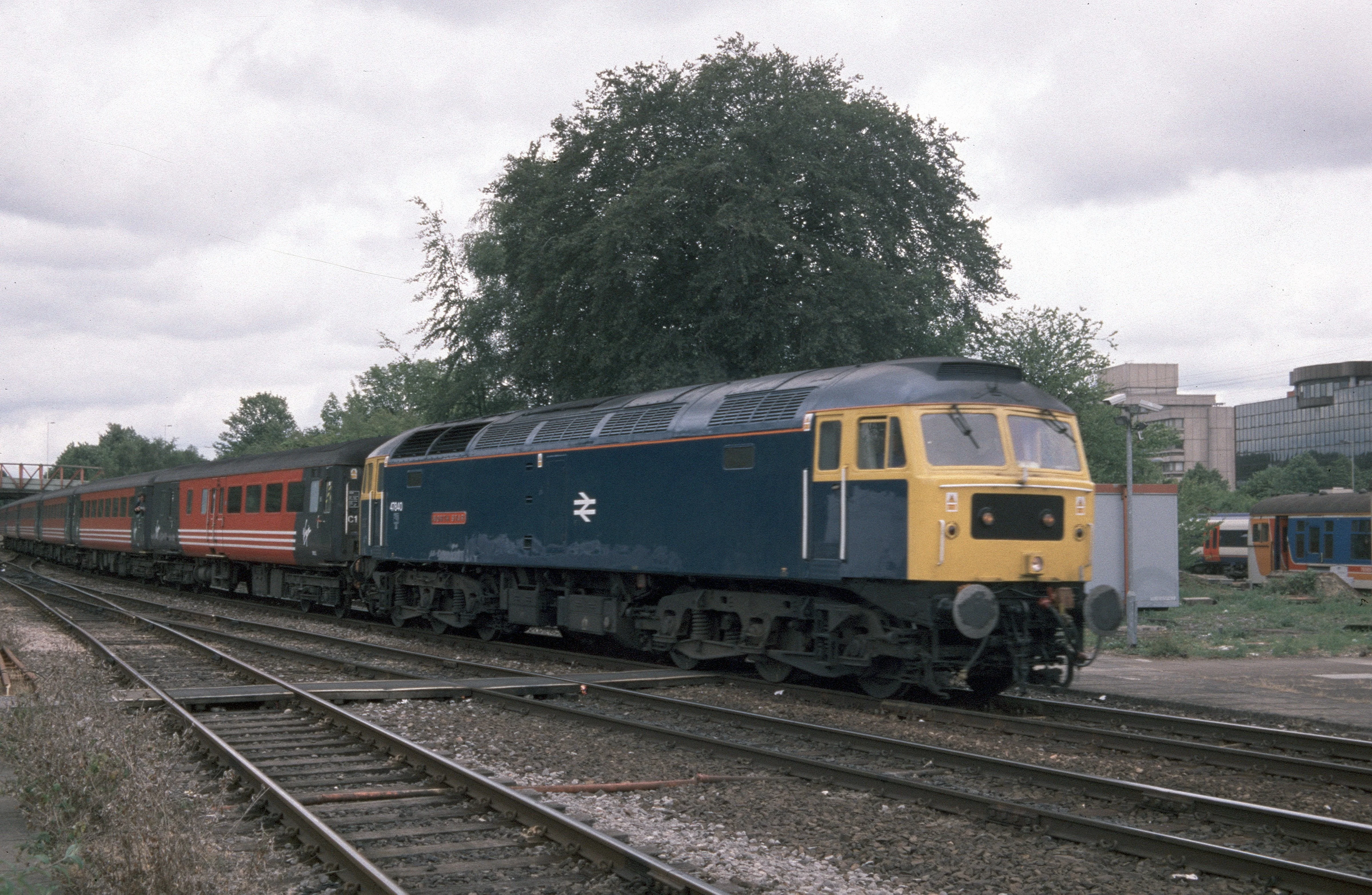 CM-47840/847-CCFPW Highly Detailed Premium Weathered Class 47 BR Blue/Large Logo Cross Country Farewell No.47840/847 Diesel Locomotive Twin Pack - Image 4