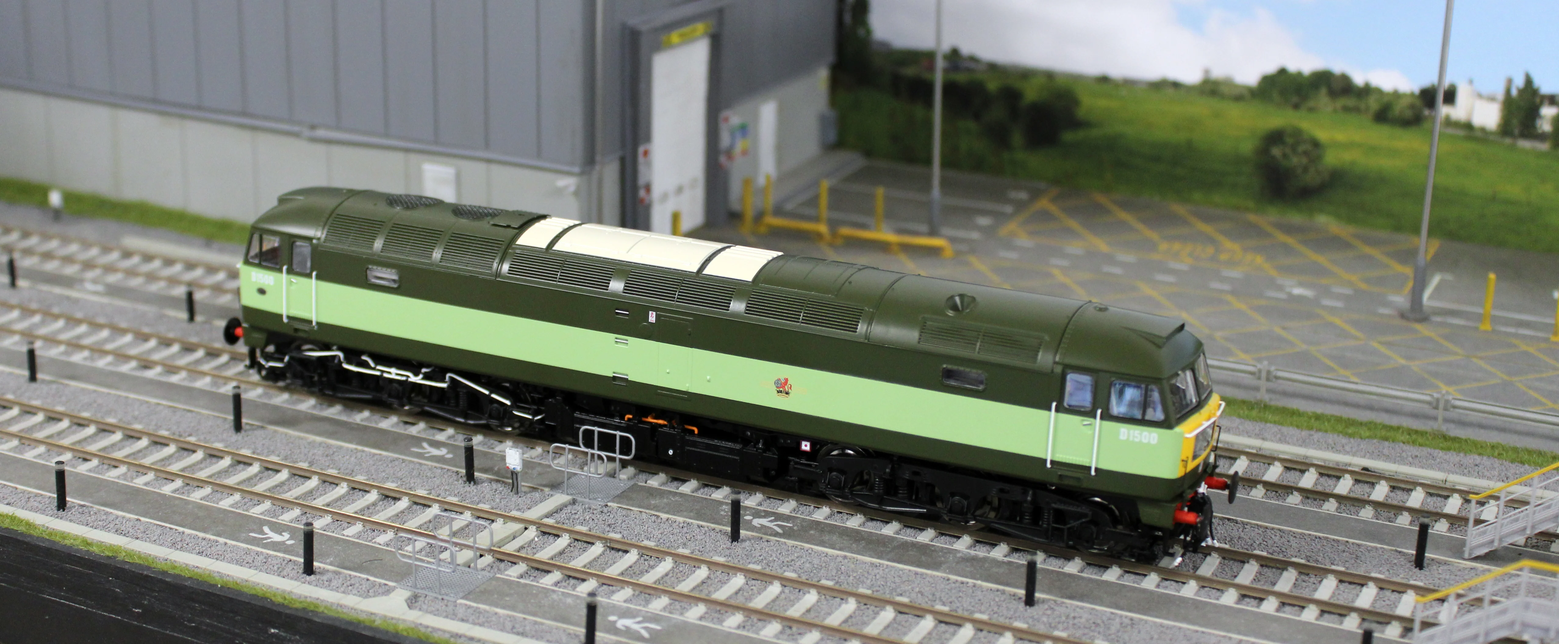 CM-D1500-TTGreen-SF Class 47 BR Two Tone Green No.D1500 Diesel Locomotive - DCC Sound - Image 9