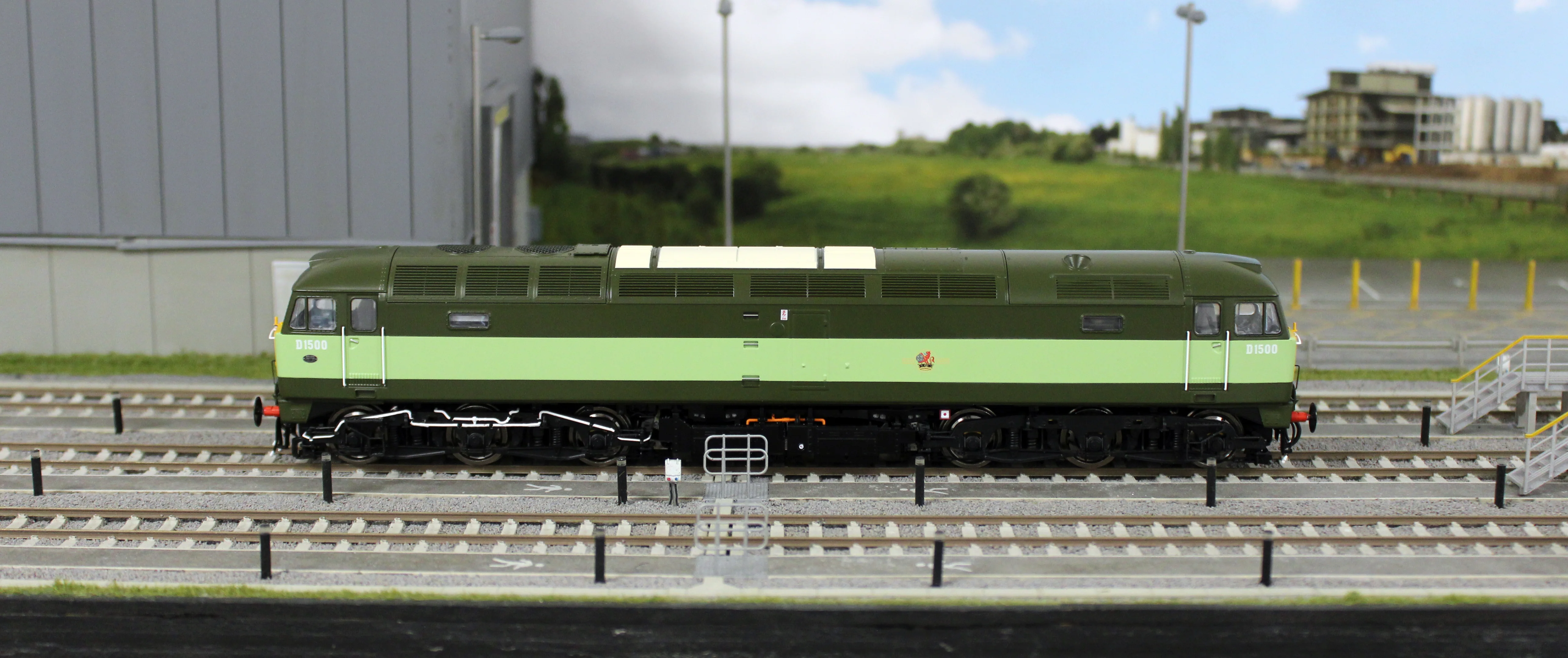 CM-D1500-TTGreen-SFW Highly Detailed Premium Weathered Class 47 BR Two Tone Green No.D1500 Diesel Locomotive - DCC Sound - Image 10