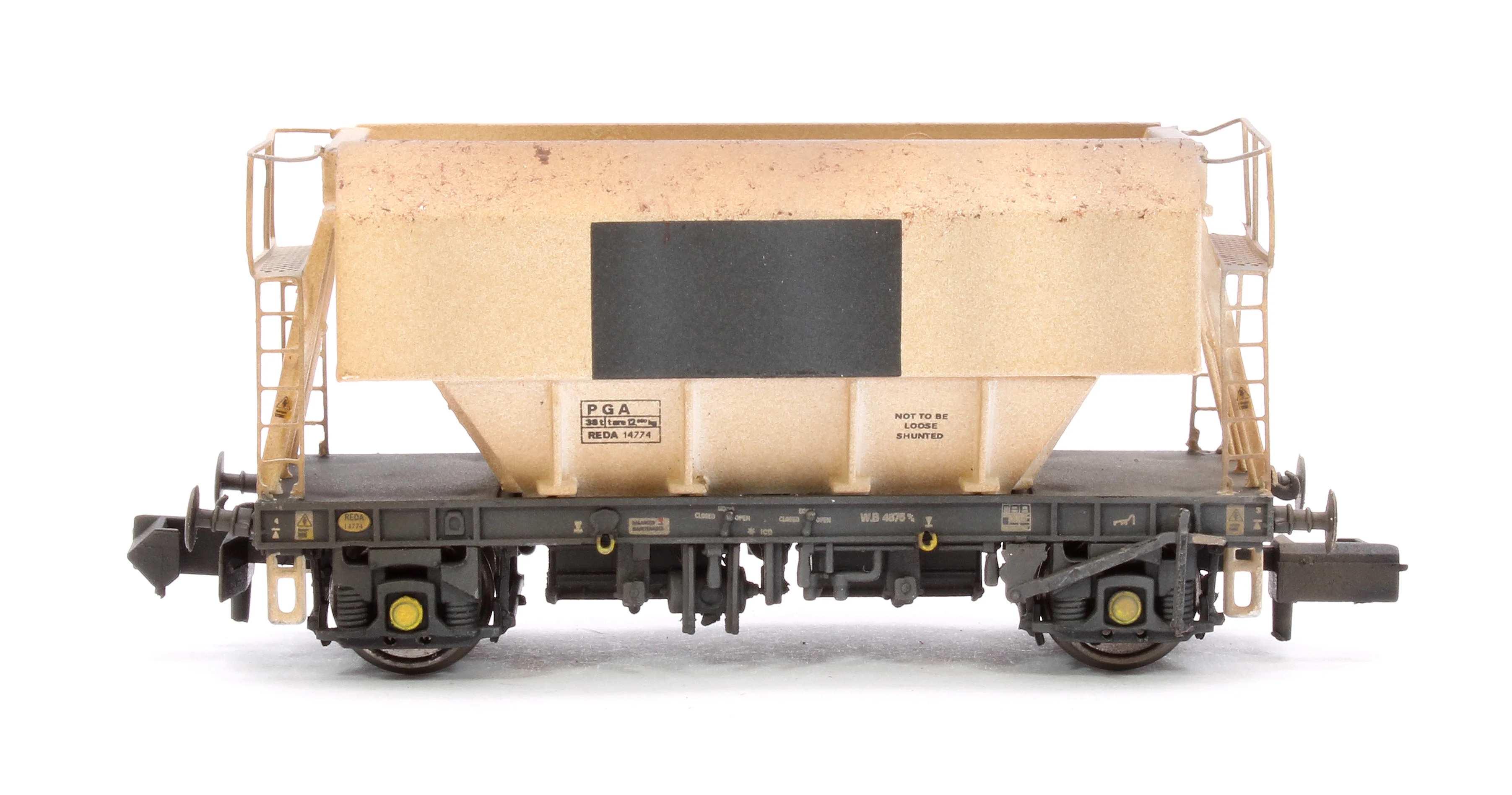 CM PG012 N (WP) TP (A)W Custom Weathered Set of 3 PGA 51T Hopper Wagons (White with Patch) - Image 4