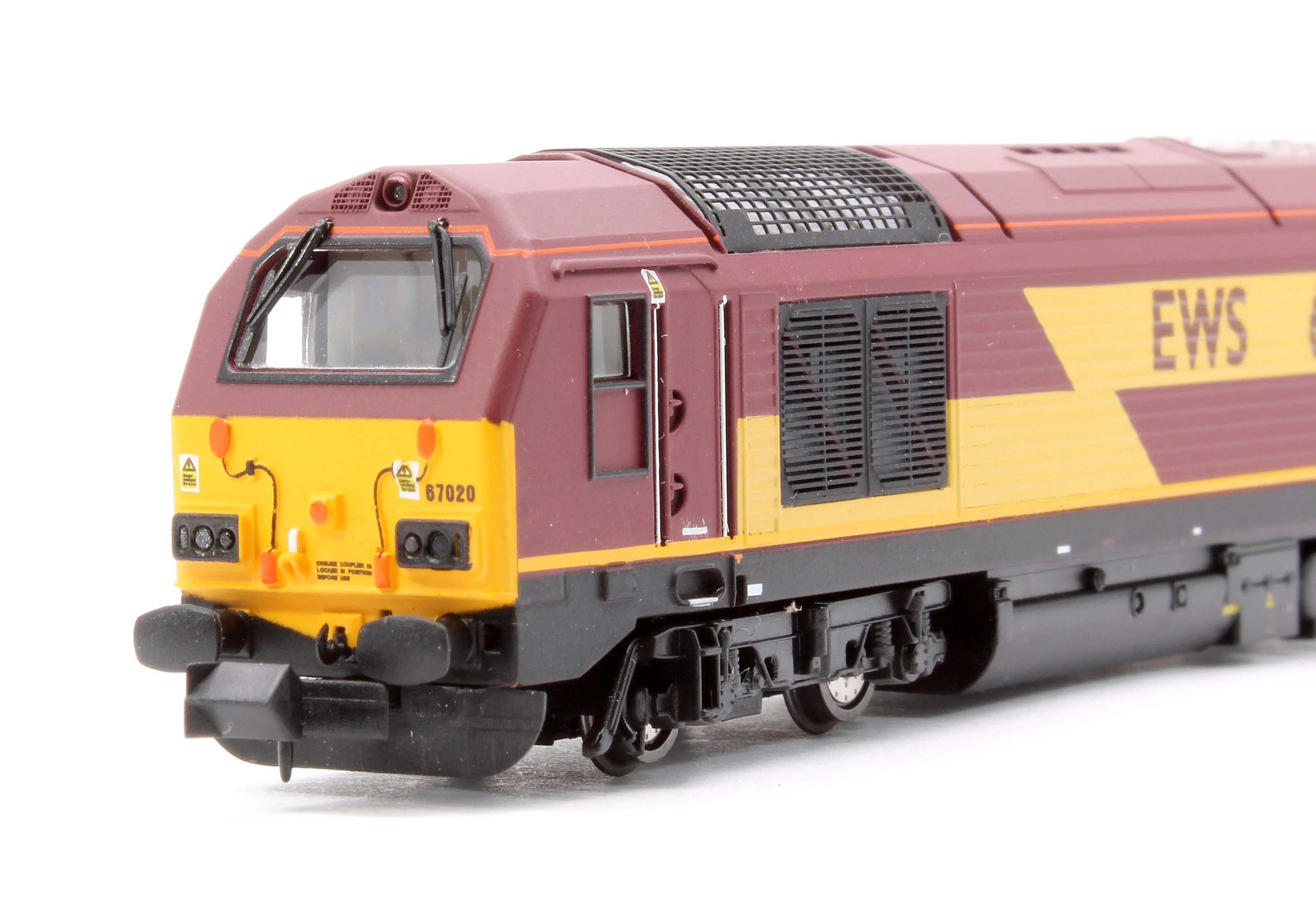 2D-010-015 Class 67 EWS Red/Gold 67020 Diesel Locomotive - Image 9