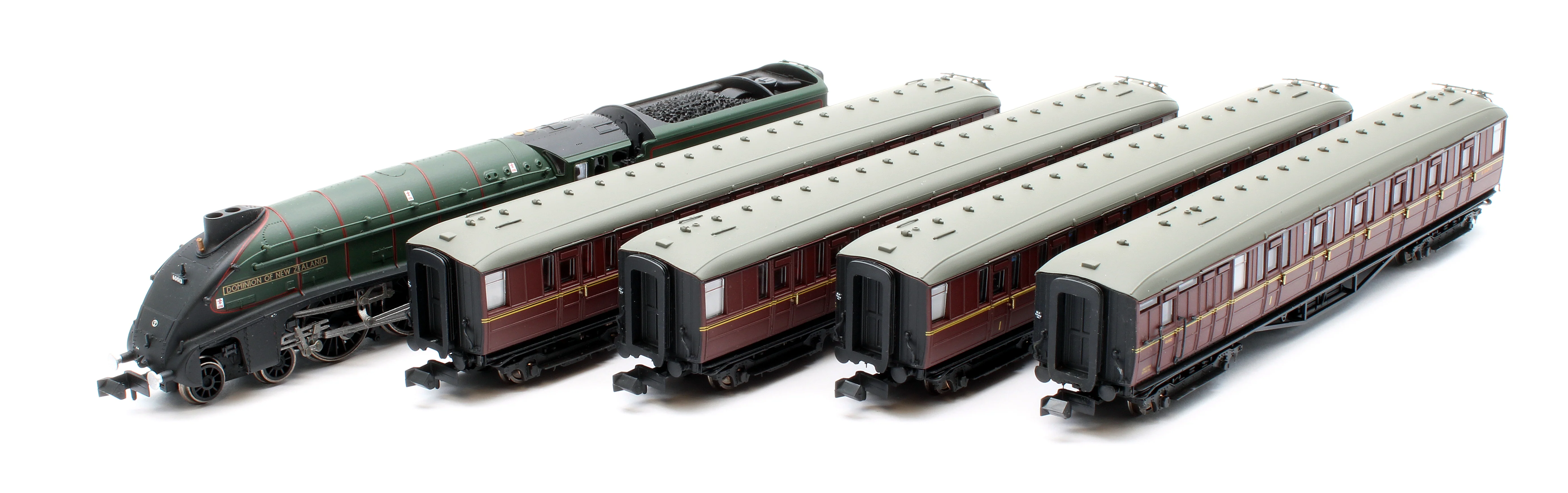 2S-008-018 A4 Dominion of New Zealand 60013 BR Late Crest & 4 Gresley Coaches