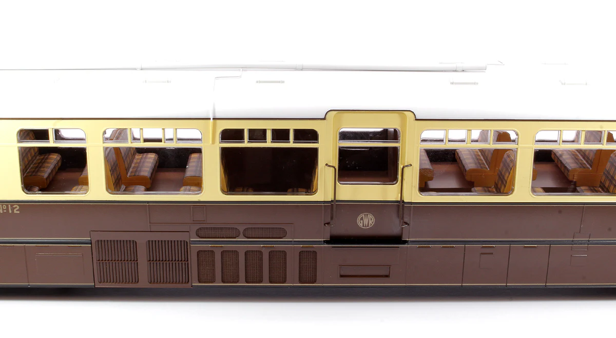 7D-011-001D Streamlined Railcar 12 Lined Chocolate & Cream GWR Monogram Diesel Locomotive - DCC Fitted - Image 5