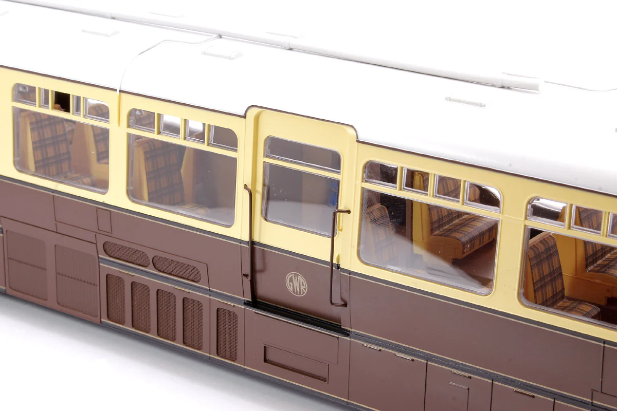 7D-011-001D Streamlined Railcar 12 Lined Chocolate & Cream GWR Monogram Diesel Locomotive - DCC Fitted - Image 8