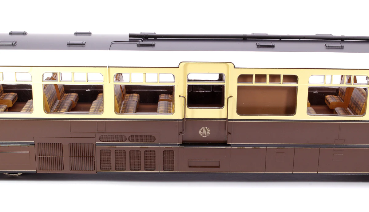 7D-011-002D Streamlined Railcar 10 Lined Chocolate & Cream GWR Monogram Diesel Locomotive - DCC Fitted - Image 5