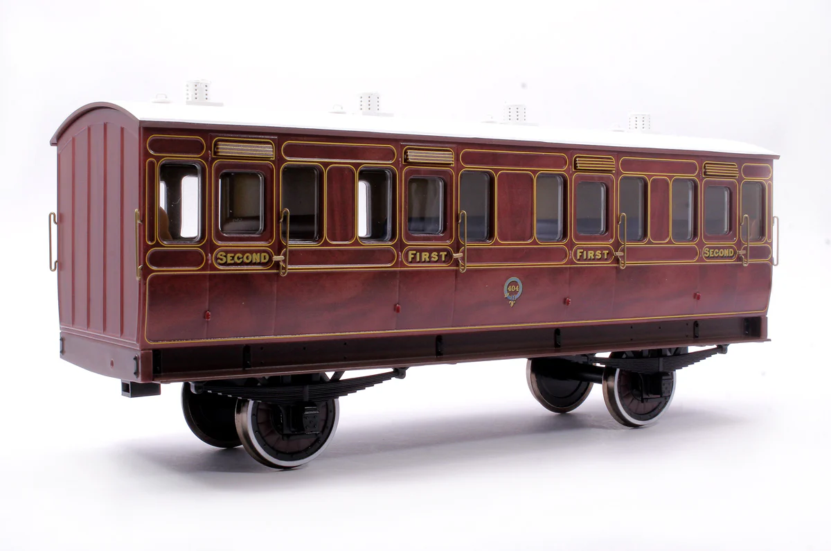 7P-020-300D Stroudley 4 Wheel Suburban Oil Lit Composite Mahogany 404 - DCC & Light Bar Fitted - Image 3