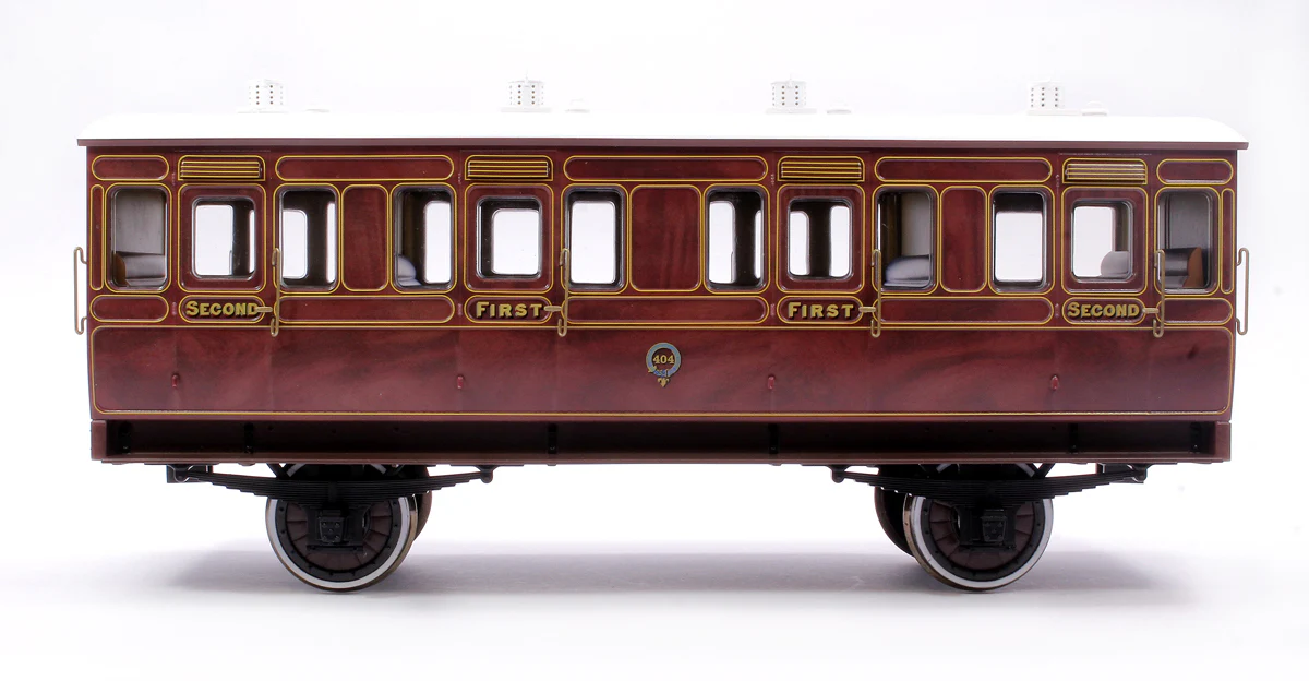 7P-020-300L Stroudley 4 Wheel Suburban Oil Lit Composite Mahogany 404 - Light Bar Fitted - Image 2