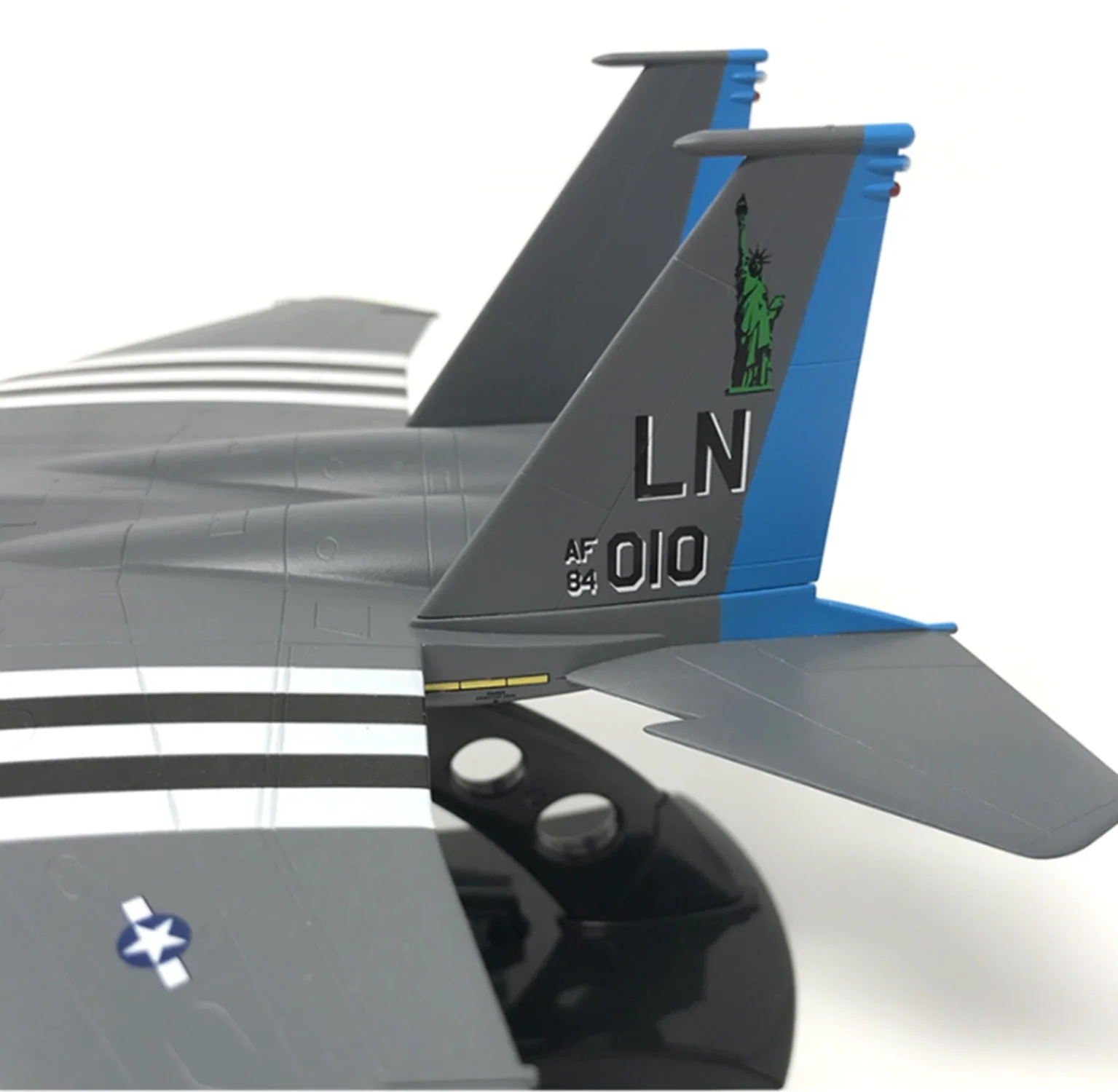 PKEA33308 F-15C Eagle 84-010 LN D-Day Bachmann Exclusive - Image 6