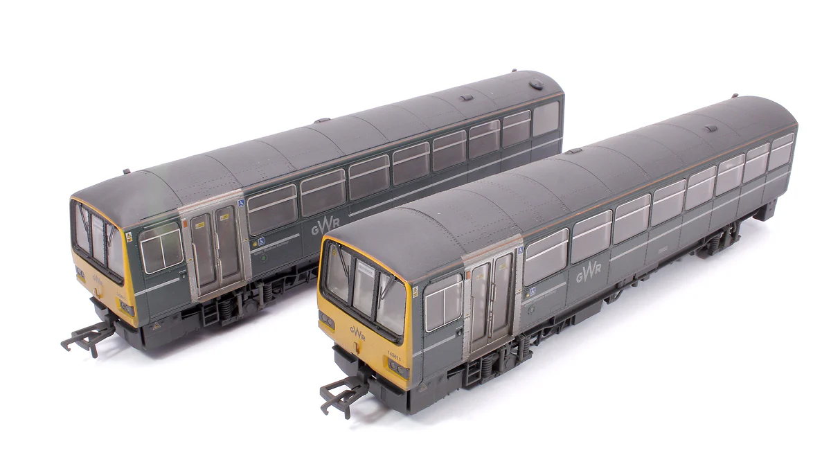 E83027 Class 143 2-Car DMU 143611 GWR Green (FirstGroup) - Weathered - Image 12