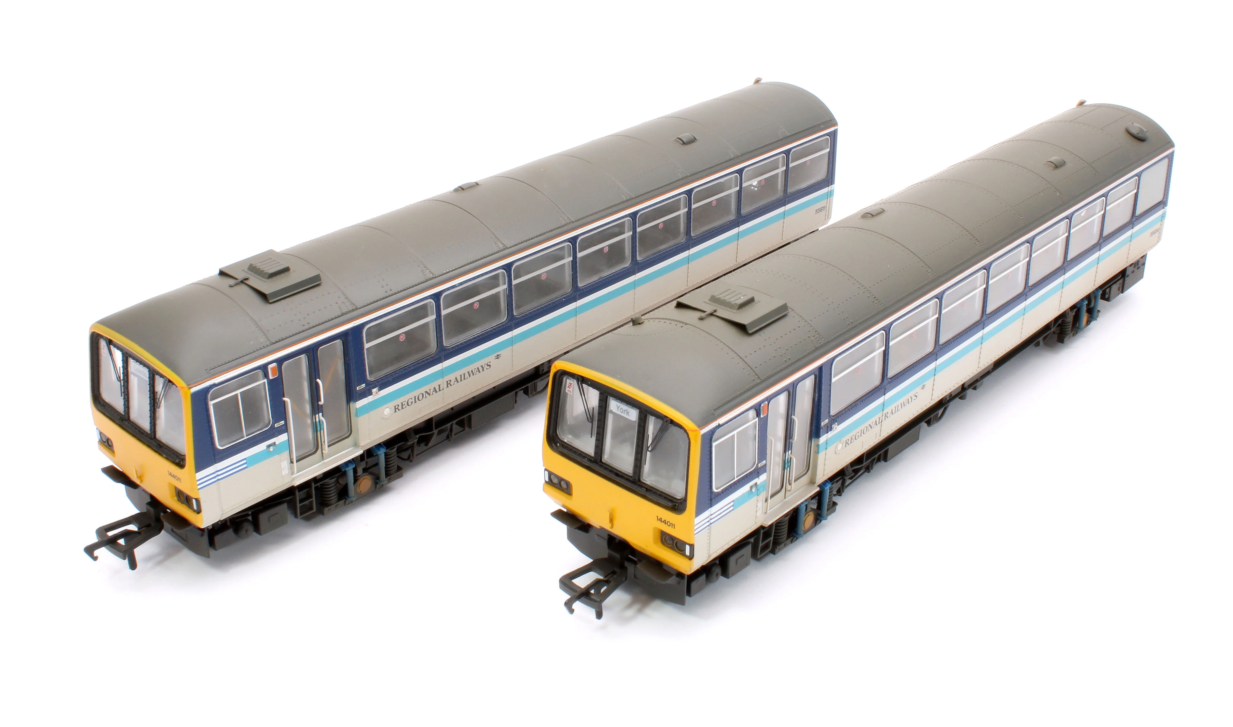 E83033 Class 144 2-Car DMU 144011 BR Regional Railways - Weathered - Image 10