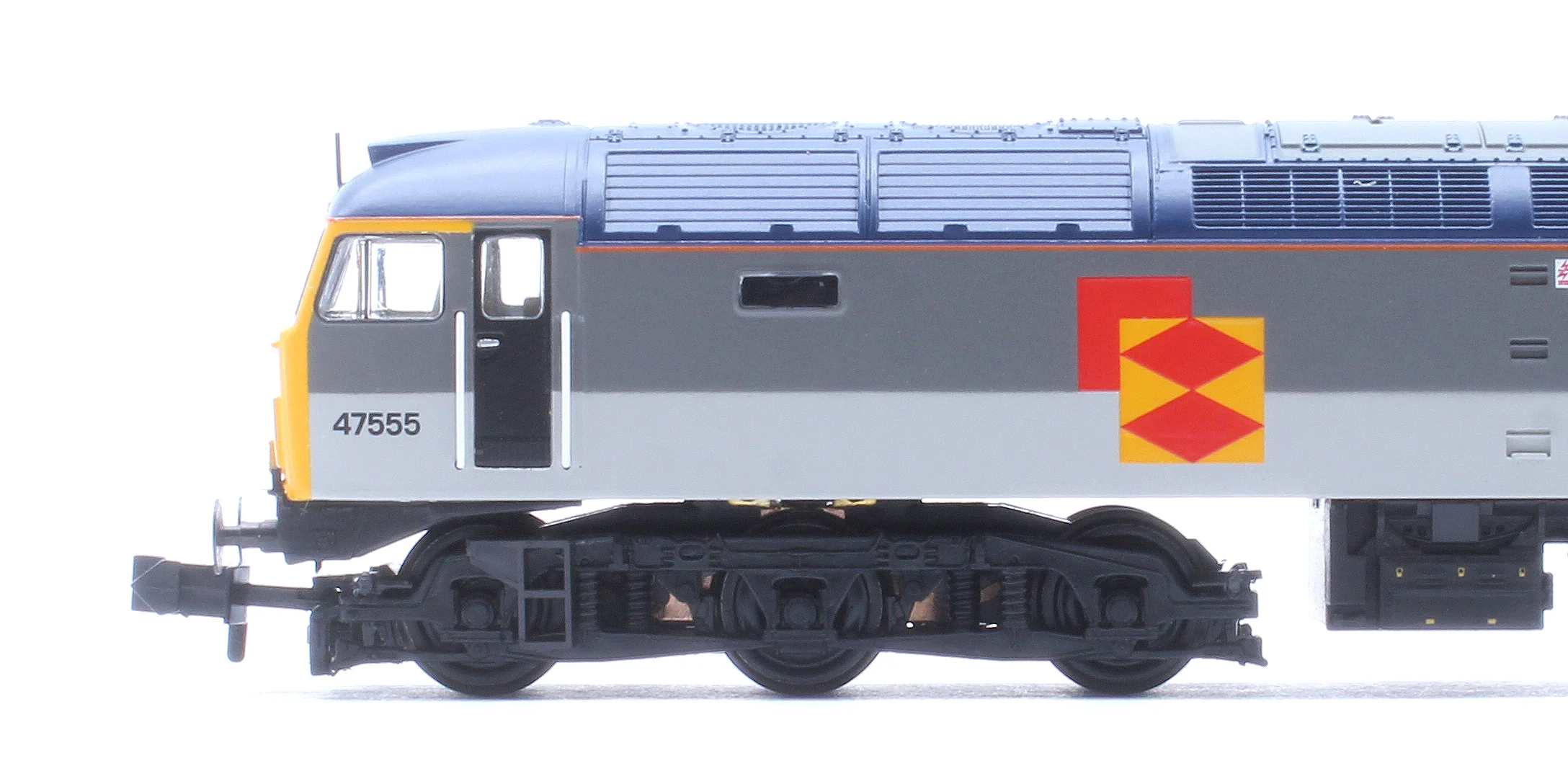 372-263SF Class 47/4 47555 'The Commonwealth Spirit' BR RF Distribution European Diesel Locomotive - DCC Sound - Image 6