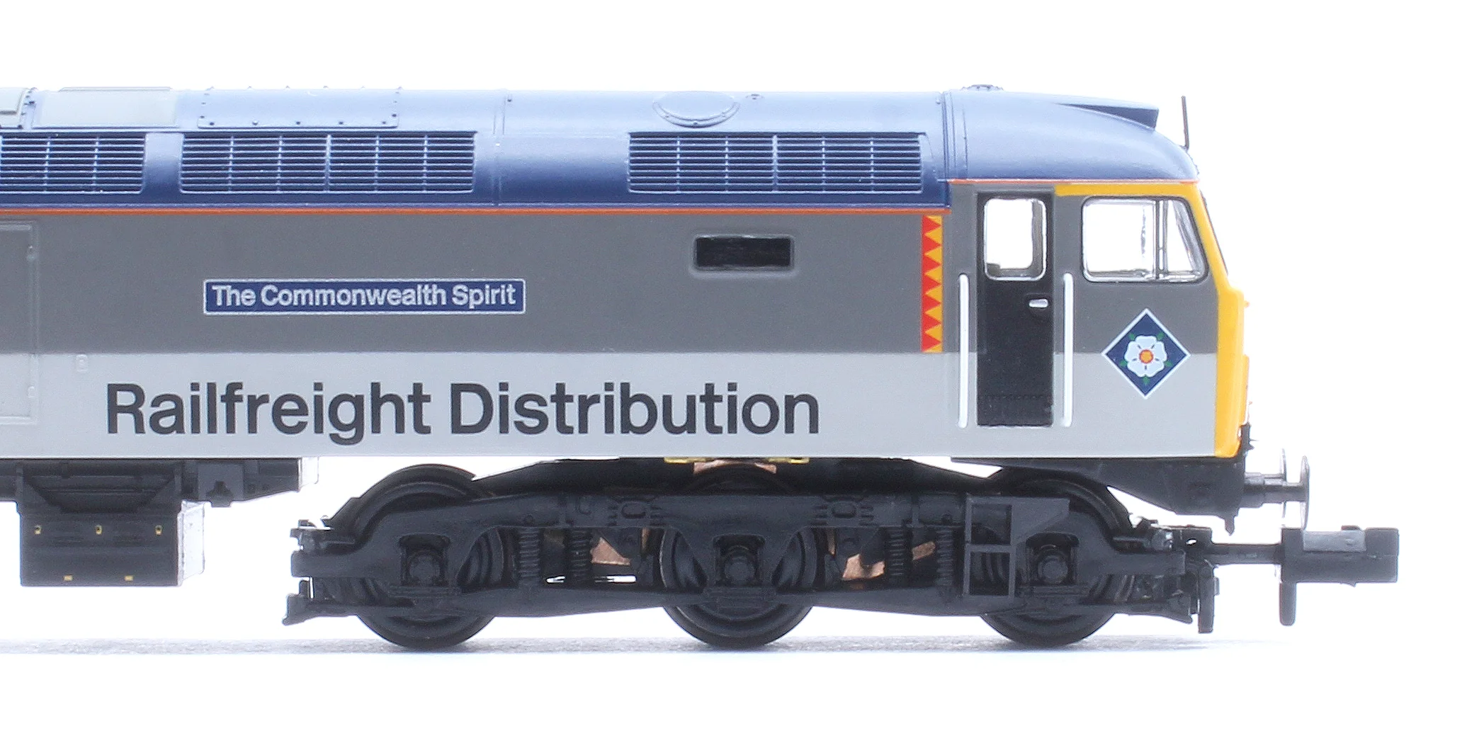 372-263SF Class 47/4 47555 'The Commonwealth Spirit' BR RF Distribution European Diesel Locomotive - DCC Sound - Image 7