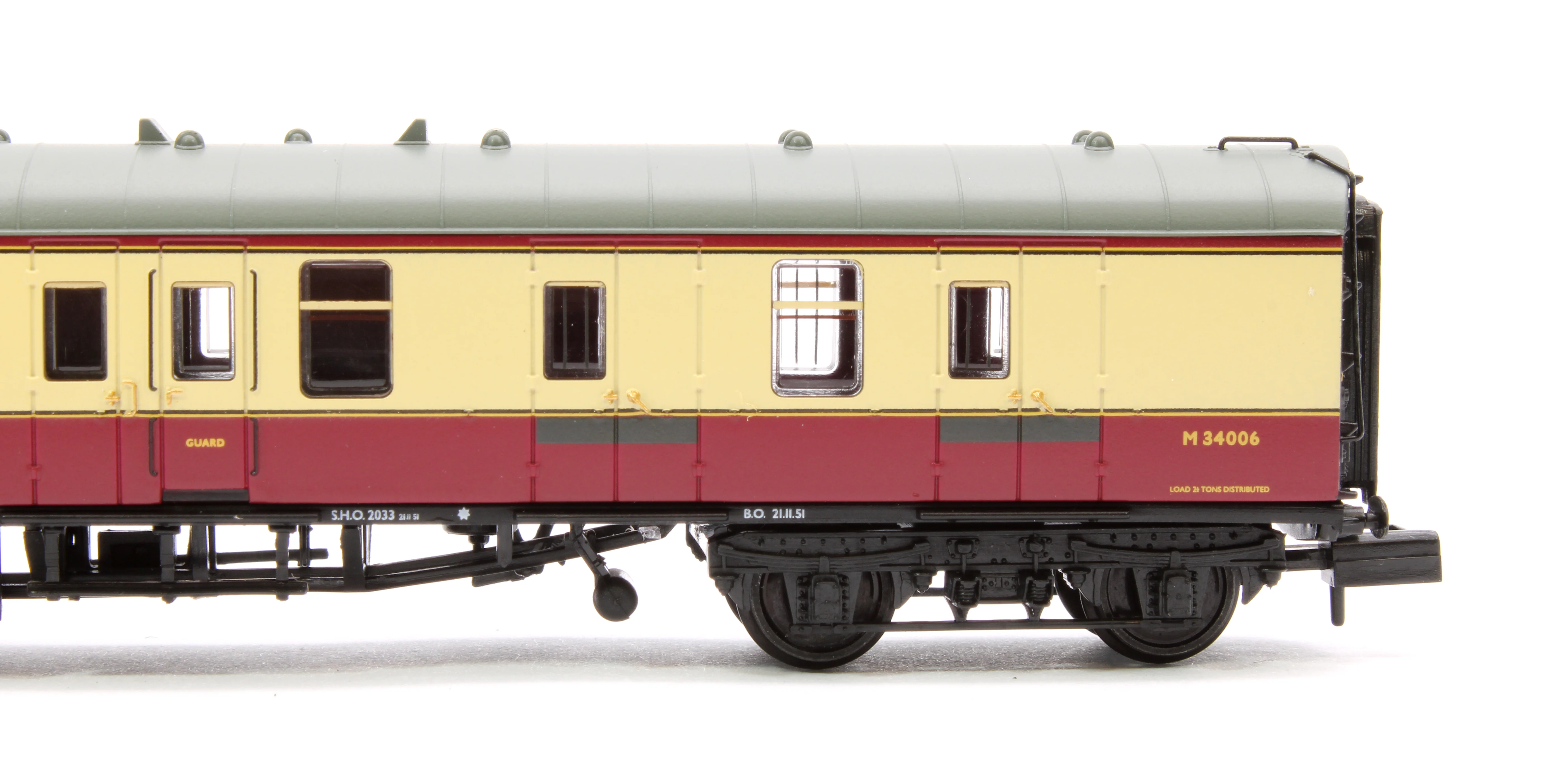 374-185E BR Mk1 BSK Brake Second Corridor BR Crimson & Cream No. M34006 - Image 4