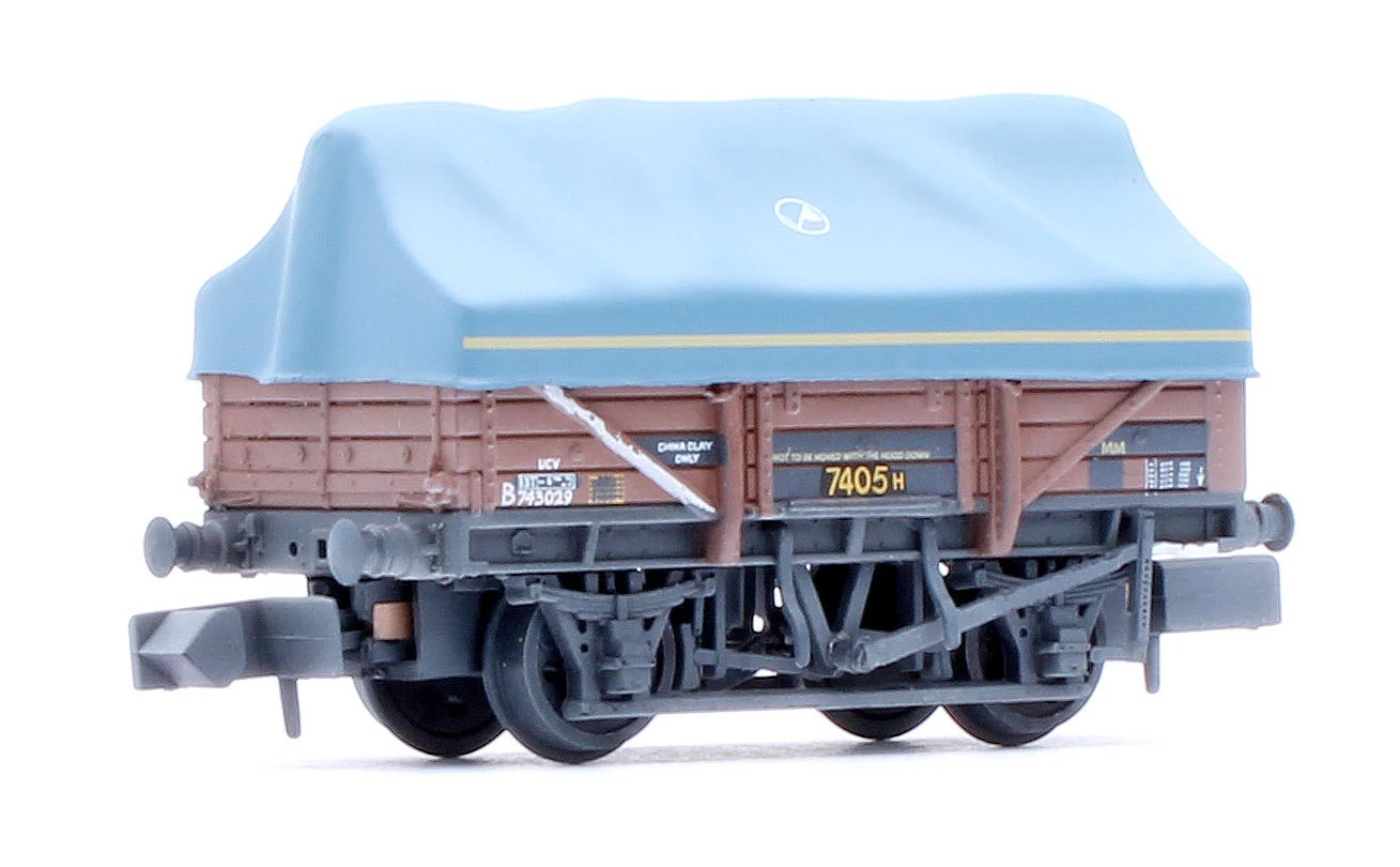 377-491 5 Plank China Clay 3-Wagon Pack BR Bauxite (TOPS) with Tent Canopy No.B743029, B743367 & B743806 - Weathered - Image 2