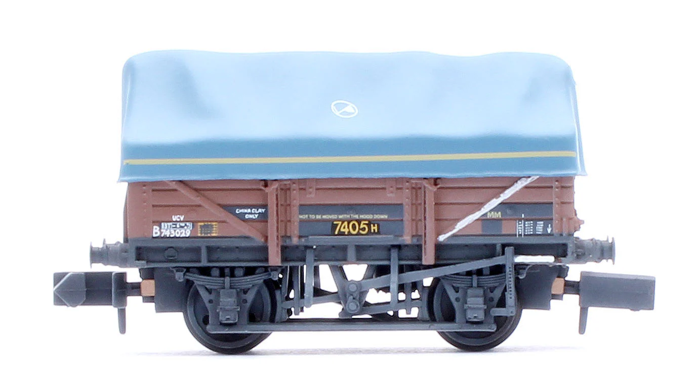 377-491 5 Plank China Clay 3-Wagon Pack BR Bauxite (TOPS) with Tent Canopy No.B743029, B743367 & B743806 - Weathered - Image 3