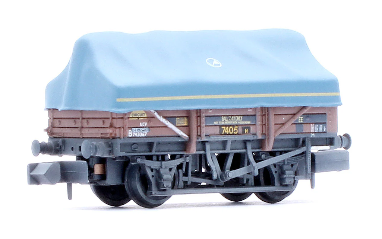 377-491 5 Plank China Clay 3-Wagon Pack BR Bauxite (TOPS) with Tent Canopy No.B743029, B743367 & B743806 - Weathered - Image 4