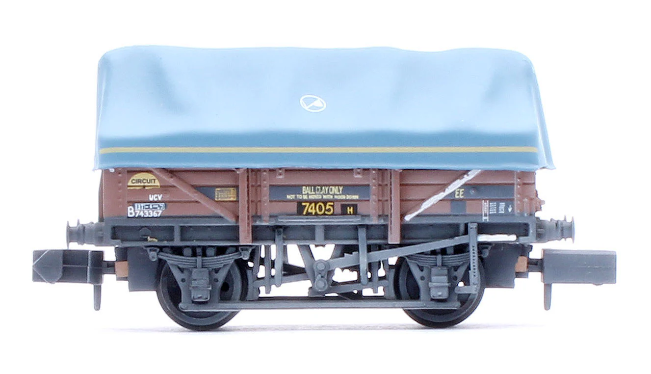 377-491 5 Plank China Clay 3-Wagon Pack BR Bauxite (TOPS) with Tent Canopy No.B743029, B743367 & B743806 - Weathered - Image 5