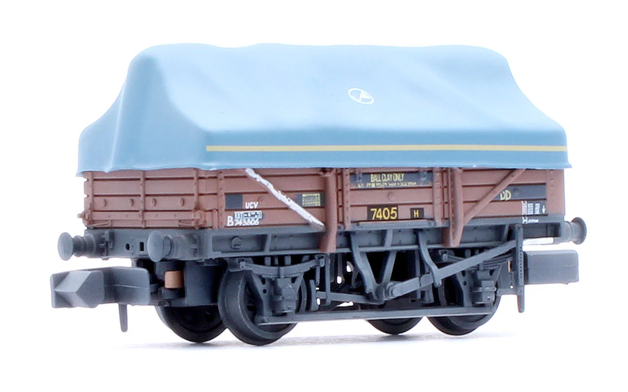 377-491 5 Plank China Clay 3-Wagon Pack BR Bauxite (TOPS) with Tent Canopy No.B743029, B743367 & B743806 - Weathered - Image 6