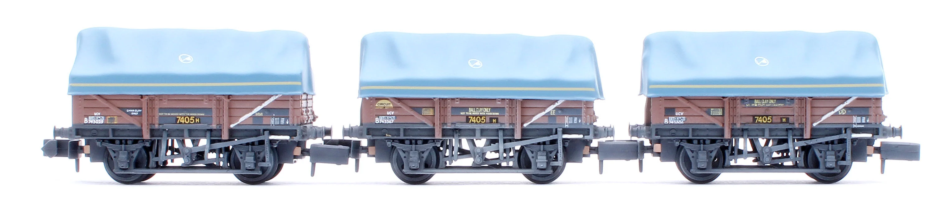 377-491 5 Plank China Clay 3-Wagon Pack BR Bauxite (TOPS) with Tent Canopy No.B743029, B743367 & B743806 - Weathered - Image 8