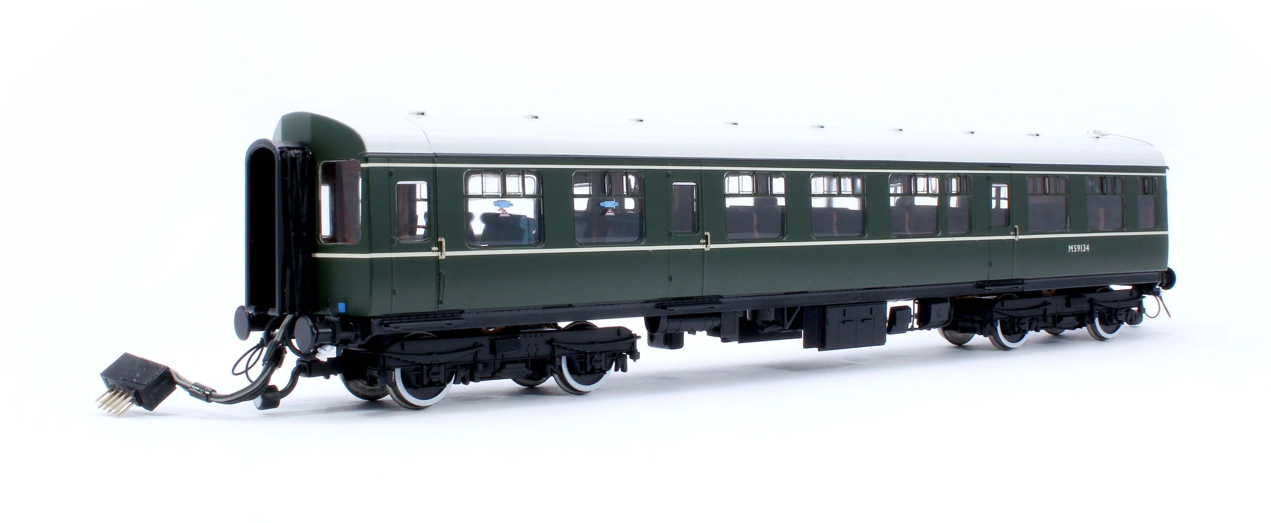 1450 Class 104 3 Car DMU M50422/M59134/M50426 BR Green (Early) with Lion & Wheel Emblem - Image 8