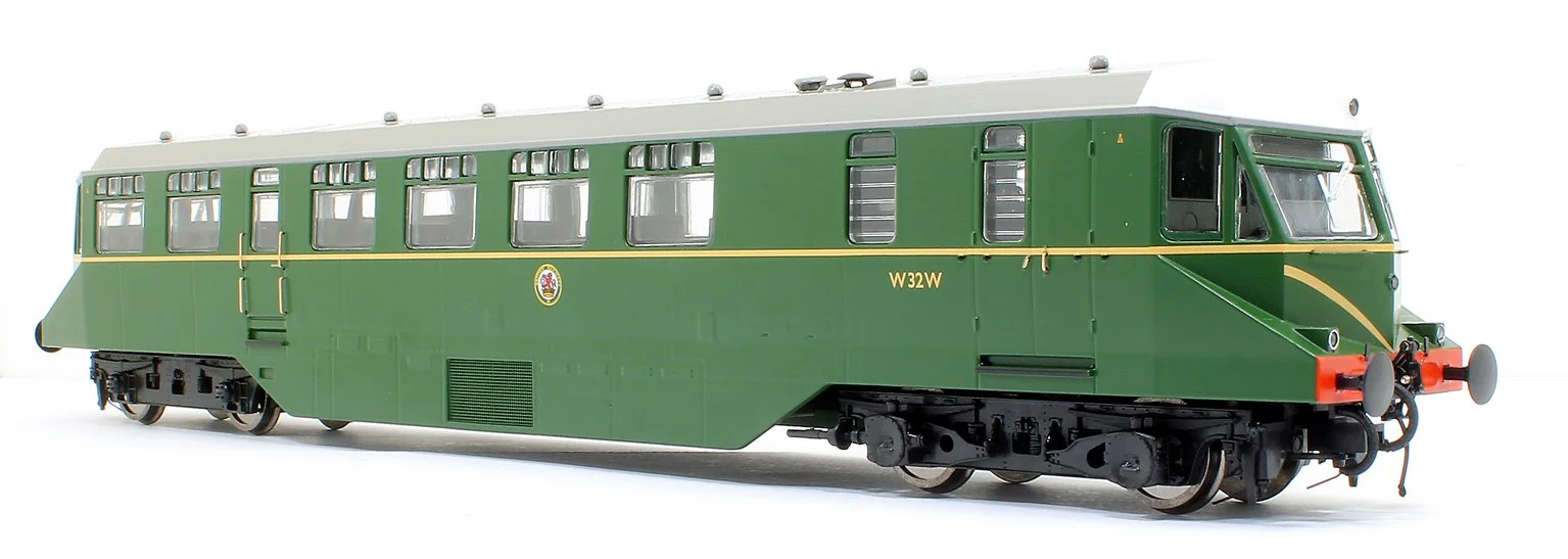 19404 GWR AEC Railcar GWR BR green with speed whiskers (white cab roof) Diesel Locomotive - Image 6