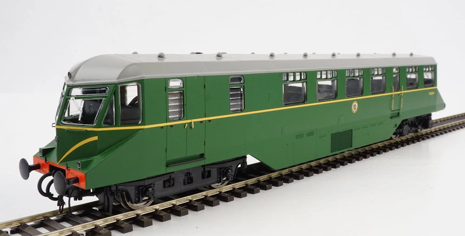 19405 GWR AEC Railcar GWR BR green with speed whiskers (dark grey roof) Diesel Locomotive - Image 2