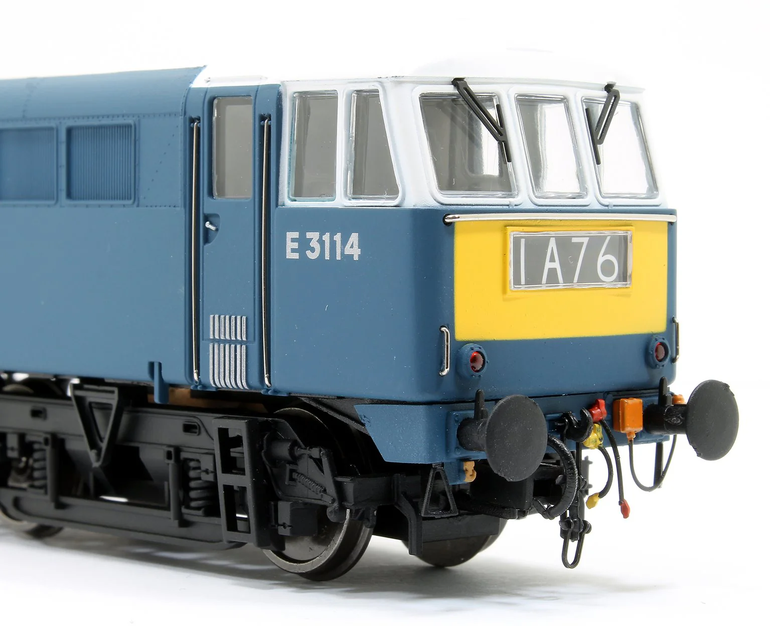 8651 Class 86/0 'AL6' Bo-Bo Electric Locomotive BR Blue E3114 with small yellow warning panels and blue bufferbeams - Image 4