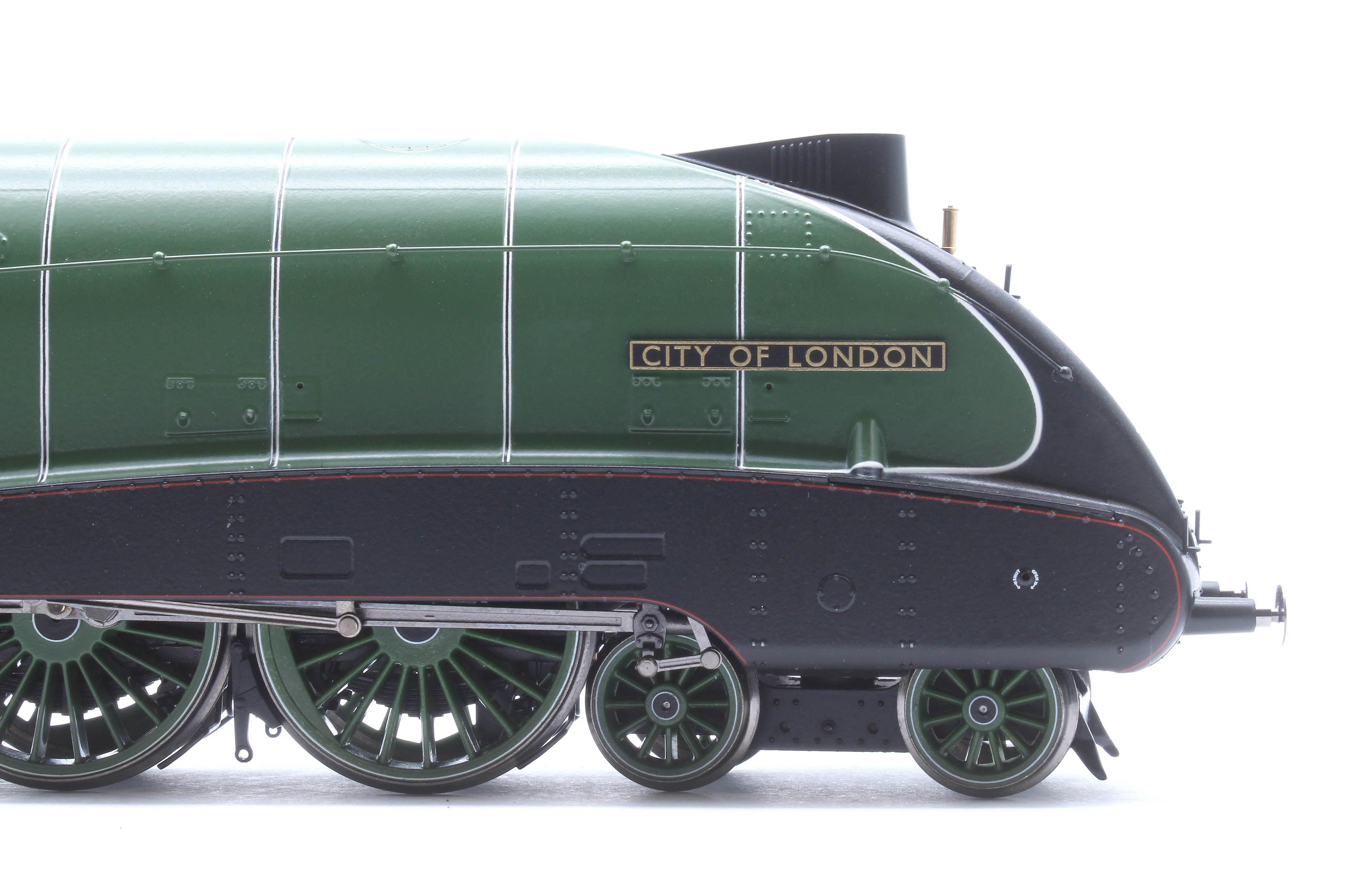 R30406 LNER Streamlined B17 City of London No.2870 Steam Locomotive - Image 11