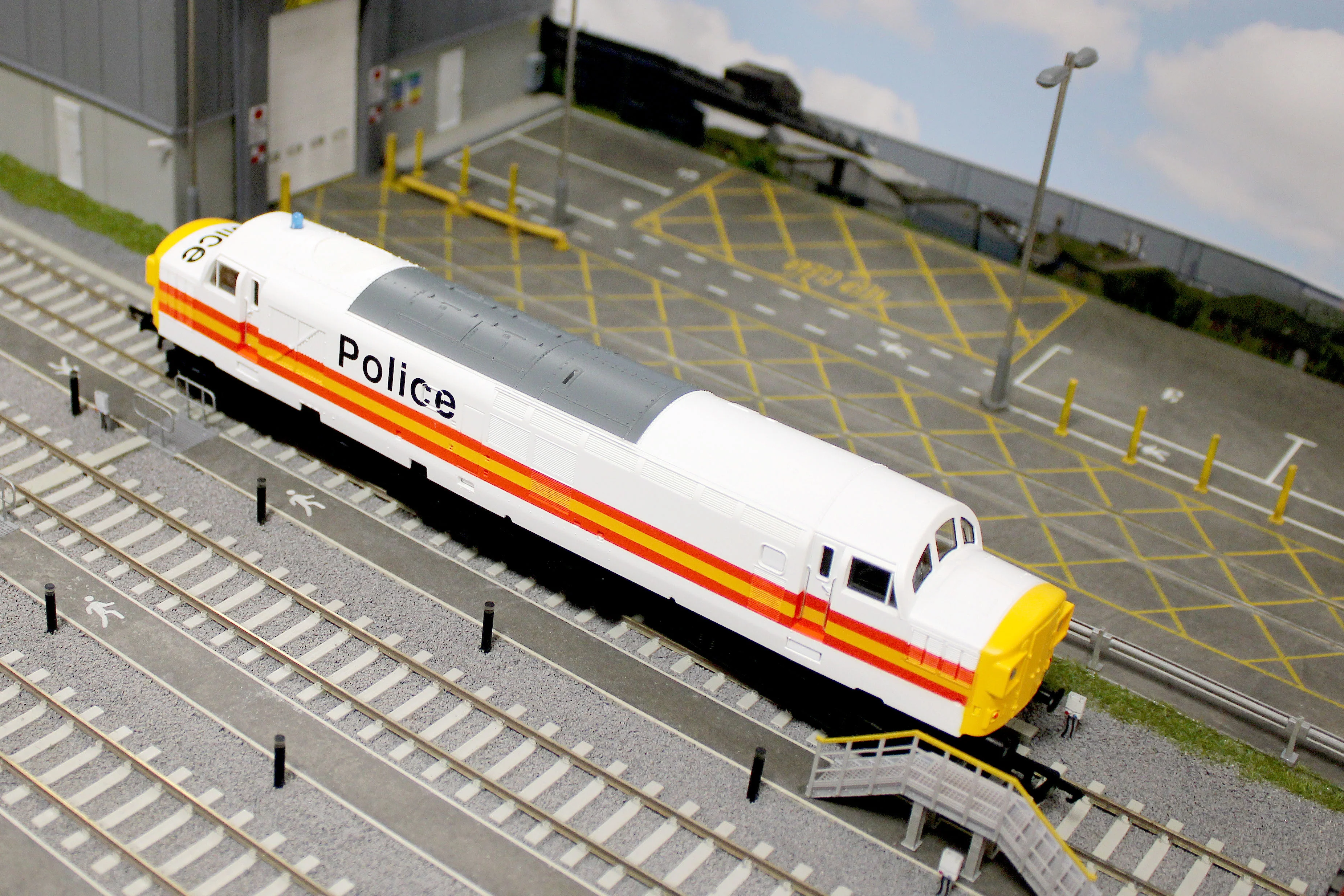 R30435TXS RailRoad Class 37 BR Police Livery '37093' Diesel Locomotive - DCC Sound - Image 10