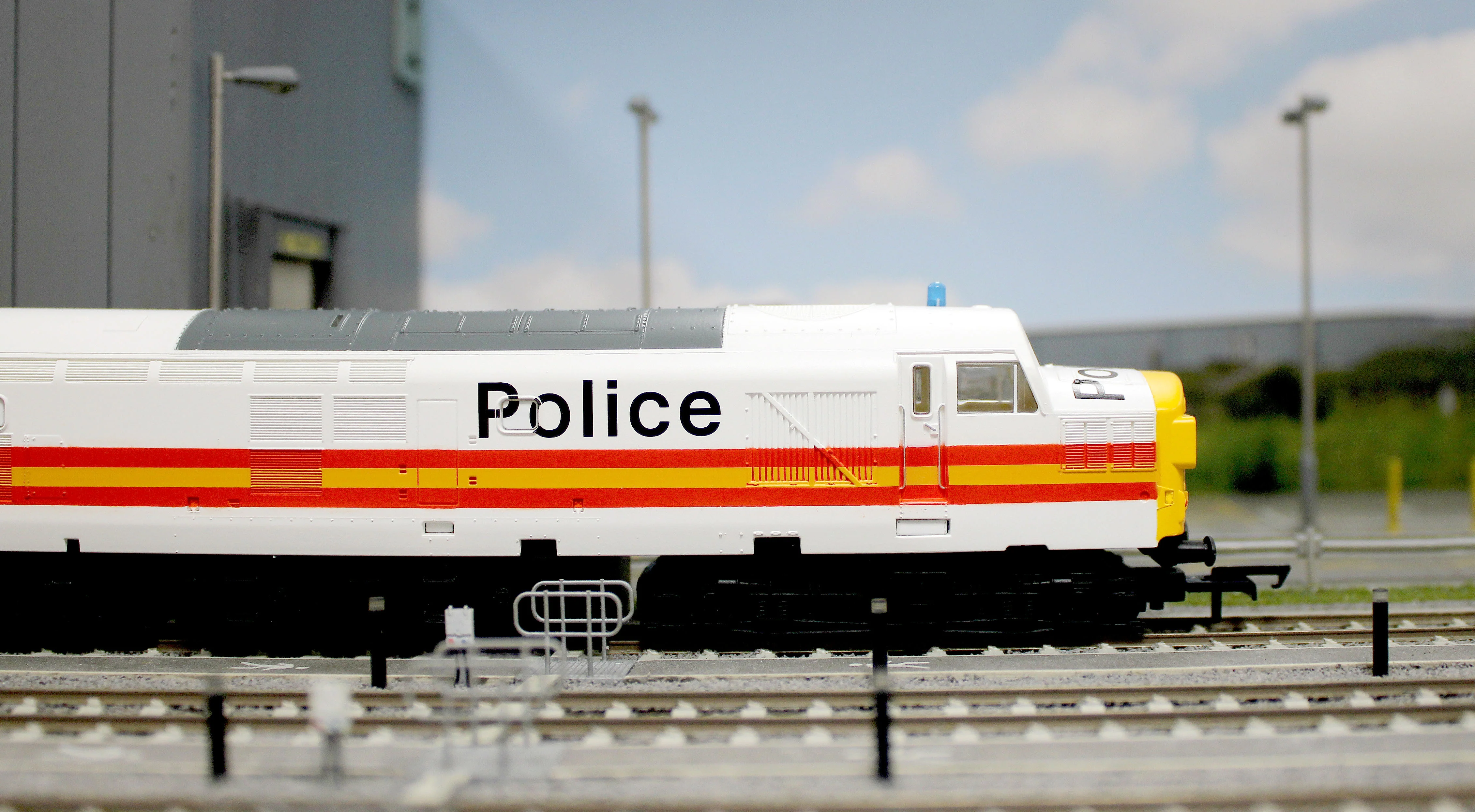 R30435TXS RailRoad Class 37 BR Police Livery '37093' Diesel Locomotive - DCC Sound - Image 9