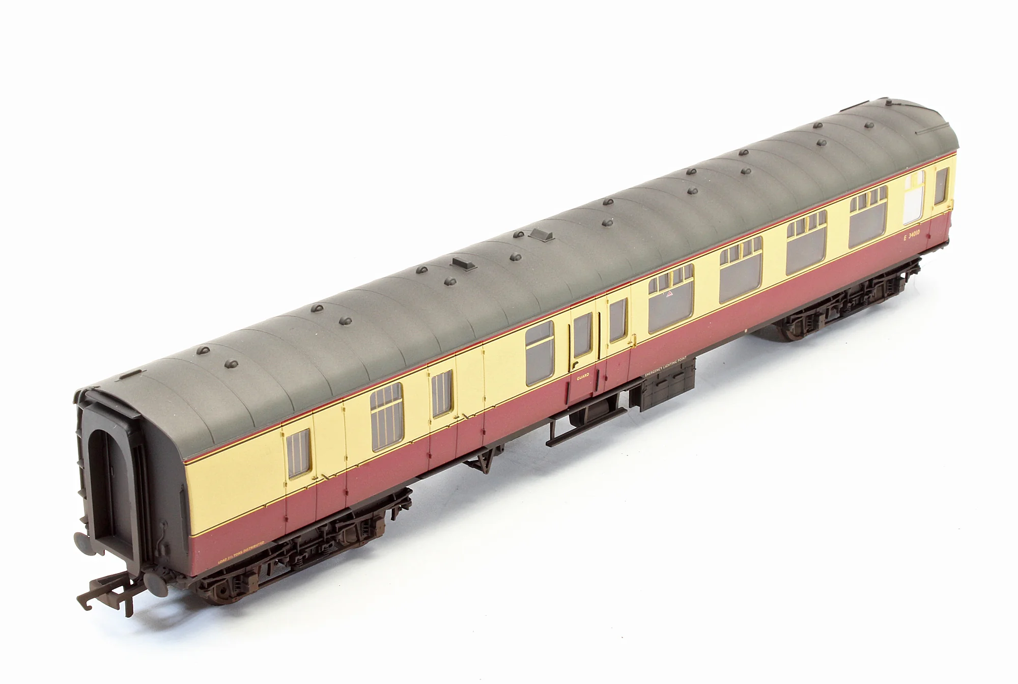 R4707 Pre-Owned BR Crimson & Cream MK1 Corridor Brake 2nd Class Coach 'E34010' - Custom Weathered - Image 4