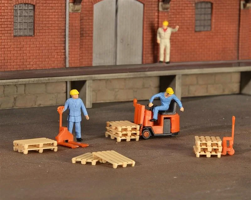 38147 Forklifts & Pallets Model Kit - Image 2