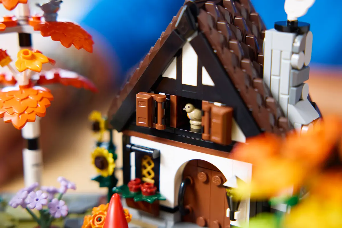 11372 Lego Icons Autumn Cottage Garden - 11372 - Image 13