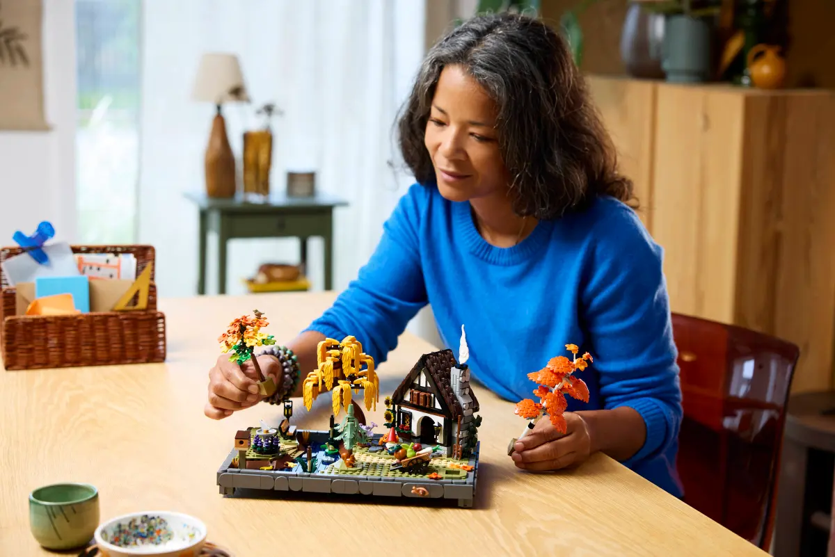 11372 Lego Icons Autumn Cottage Garden - 11372 - Image 9