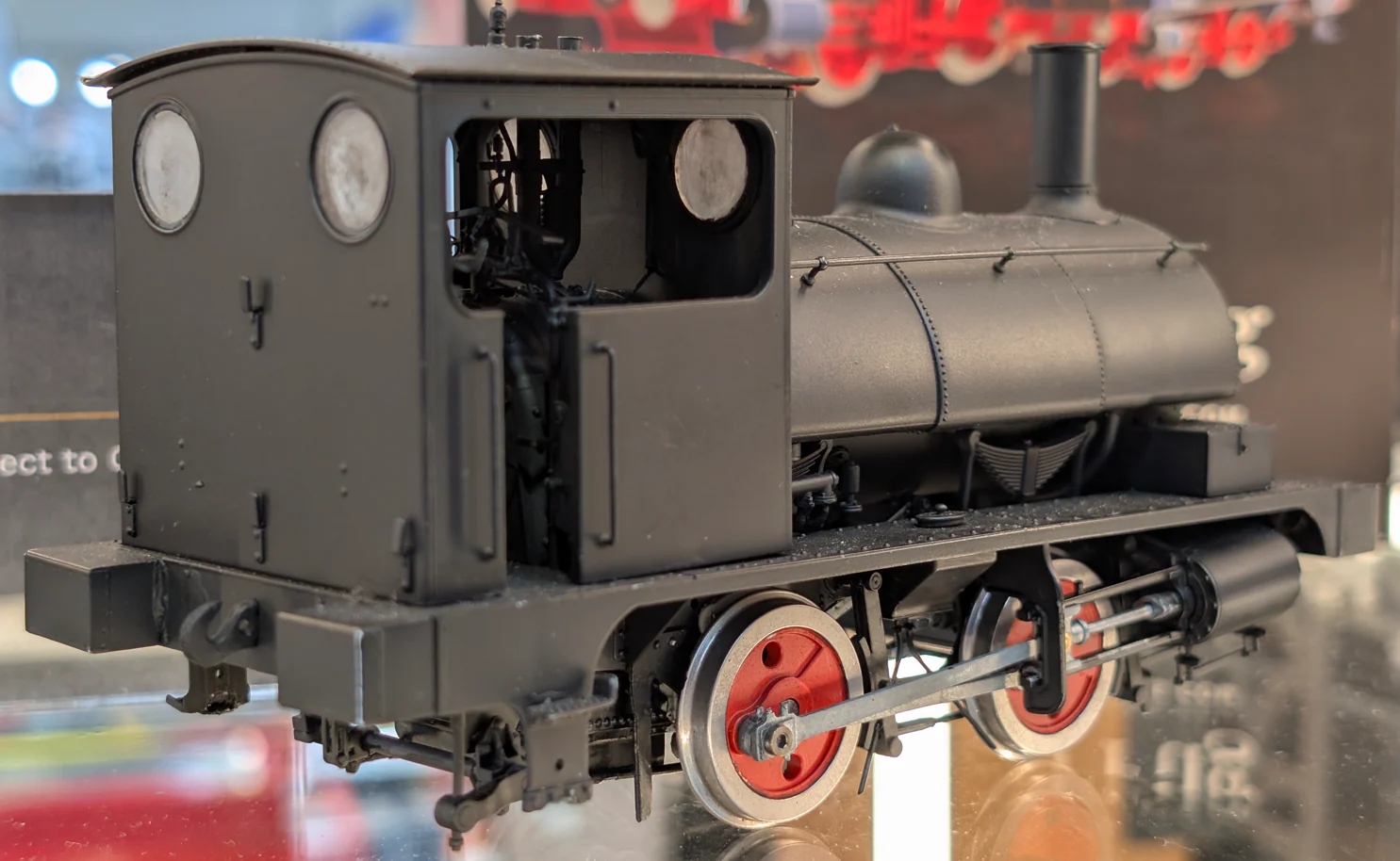 E1044 LYR 'Pug' 0-4-0ST "Prince" United Glass Bottle Manufacturer Lined Red Steam Locomotive - Image 4