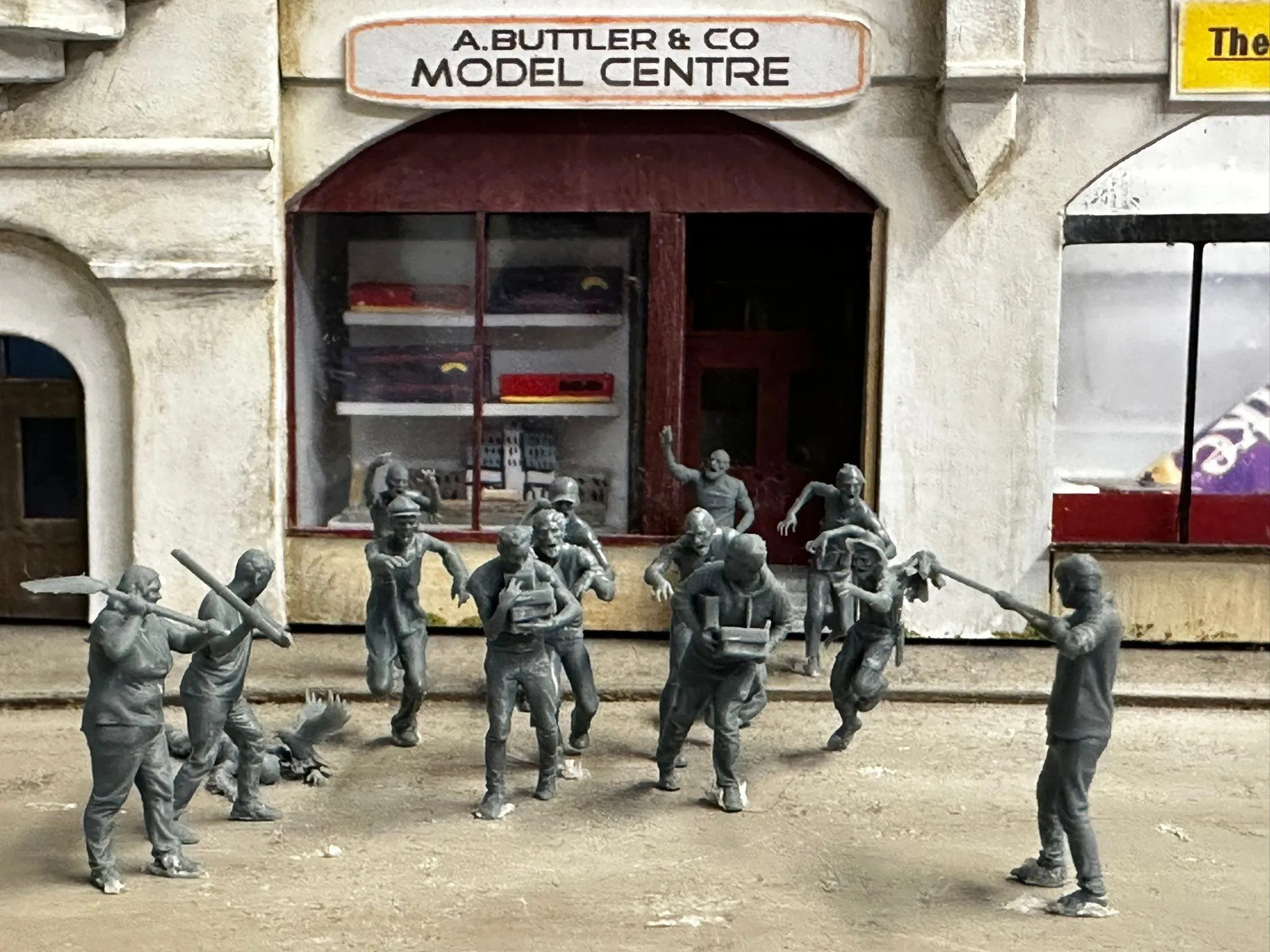 0240-076 OO Gauge - Halloween Zombie Pack 1 - Image 2