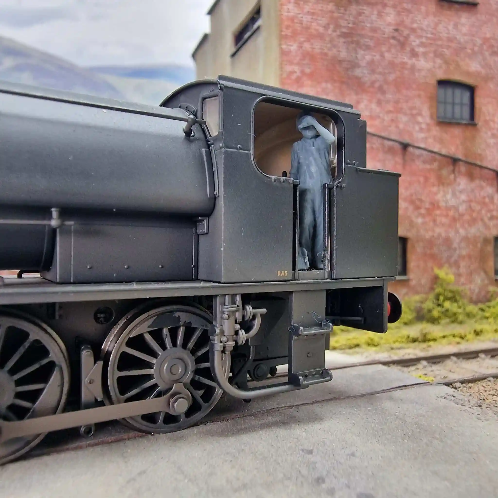 11253-148 N Gauge Loco Specific Crew - J94 Austerity BR Crew Pack - Image 3