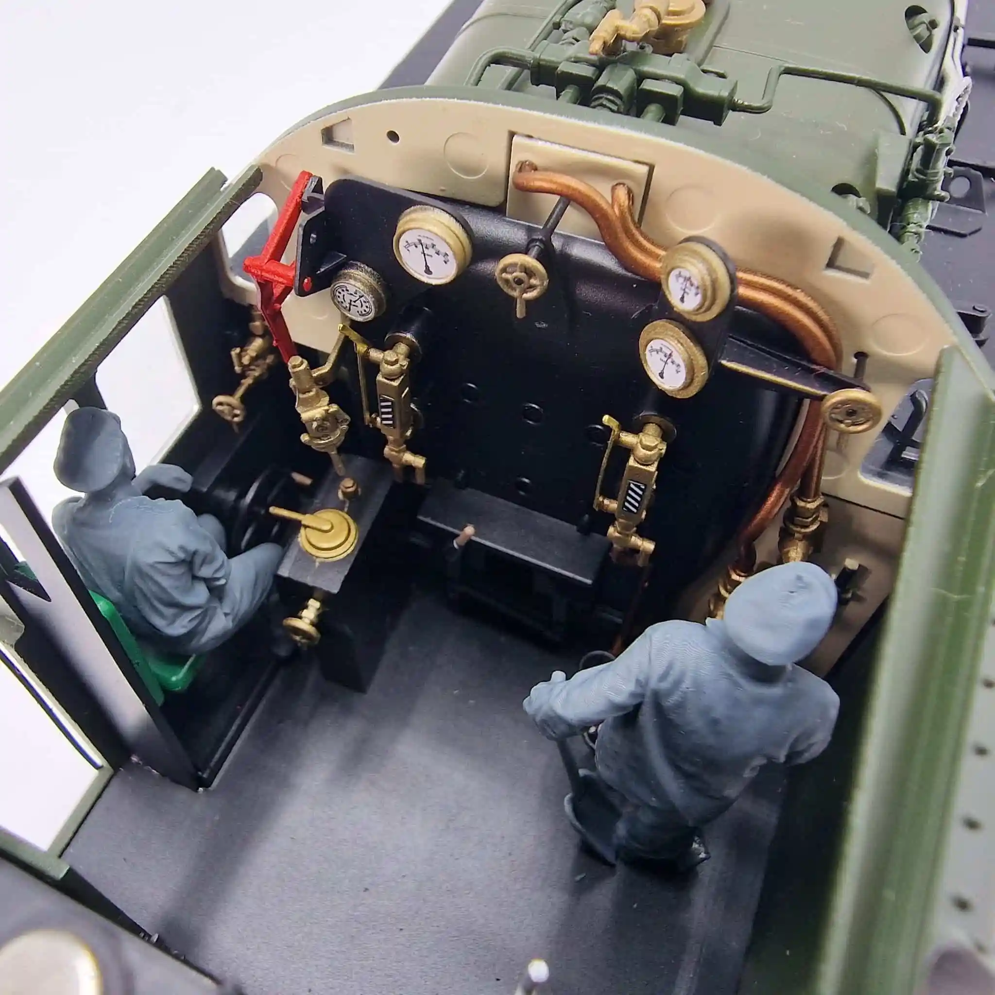 11284-043 O Gauge Loco Specific Crew - Lionheart BR Standard 3MT Crew - Image 2