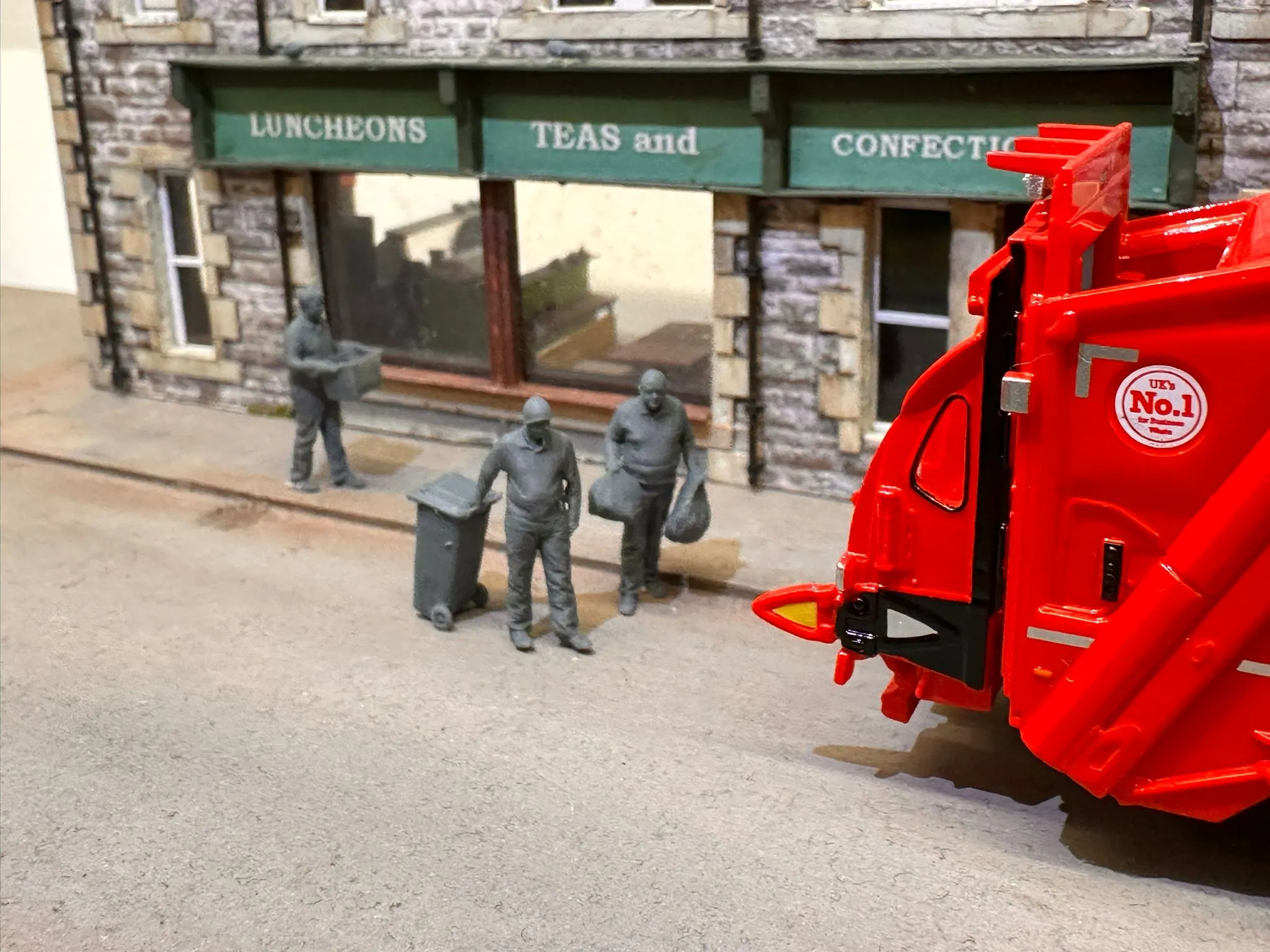 1365-076 OO Gauge Trade & Services - Binmen - Image 2