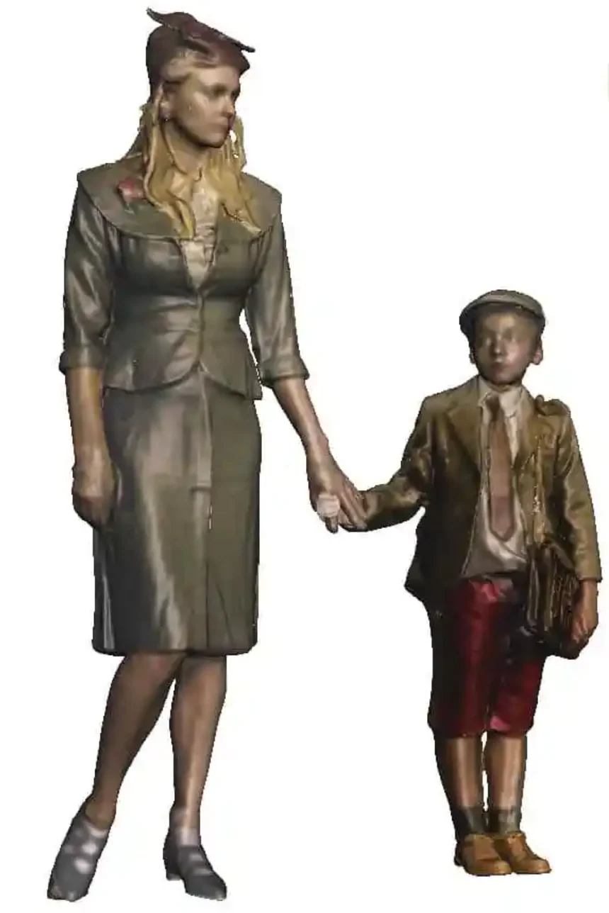 1552-043 O Gauge - Town & Country - 1940s Woman and Child - Image 2