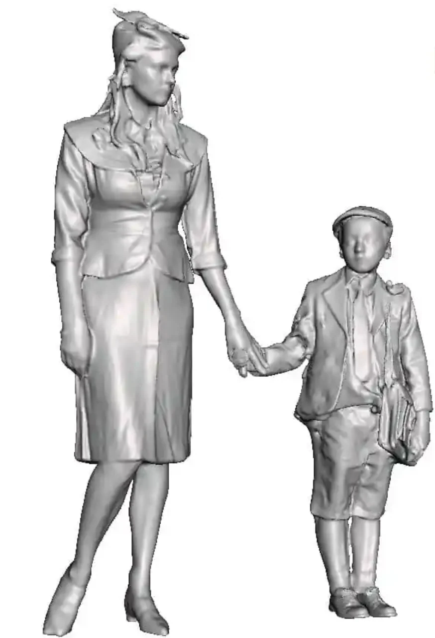 1552-076 OO Gauge - Town & Country - 1940s Woman and Child